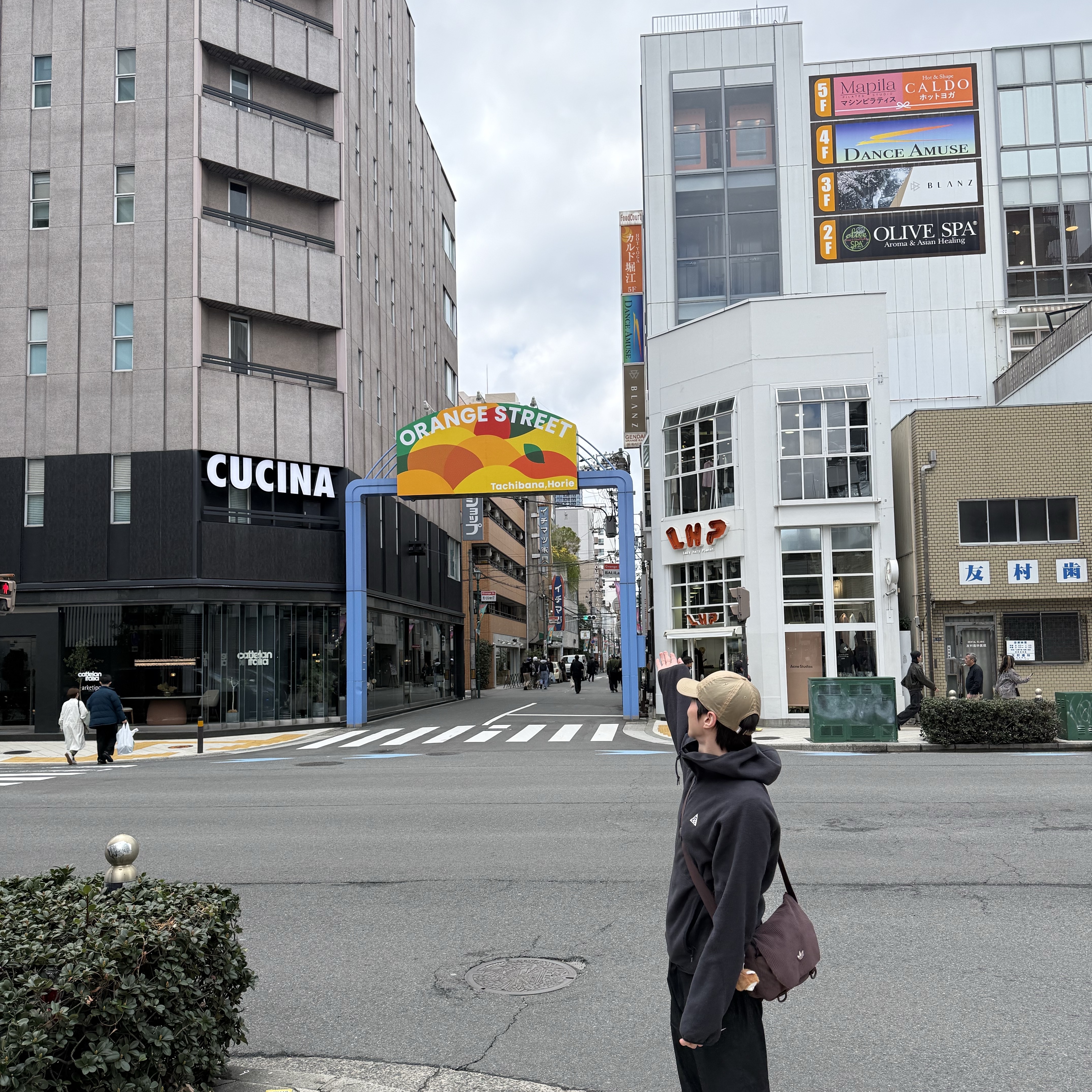 Adidas NEXT+ Corduroy Messenger Bag Shadow Brown, Nike ACG Wolf Tree Full Zip Hoodie Black Anthracite - Asia 착용 스타일