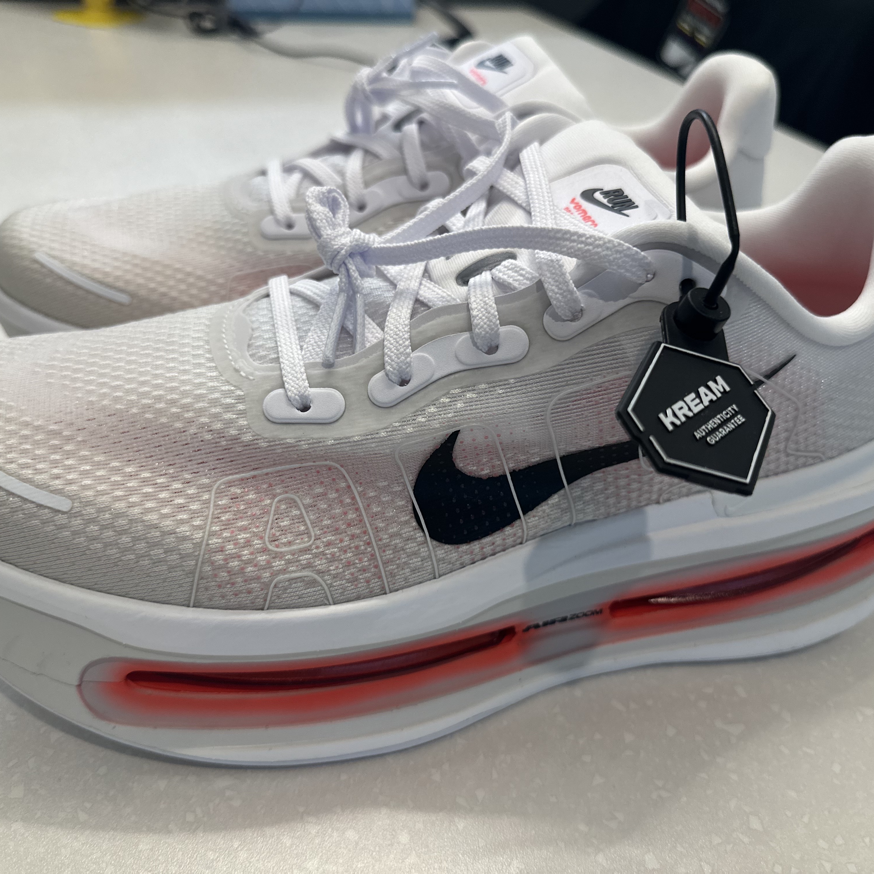Nike Vomero Premium White Bright Crimson 착용 스타일 - 1