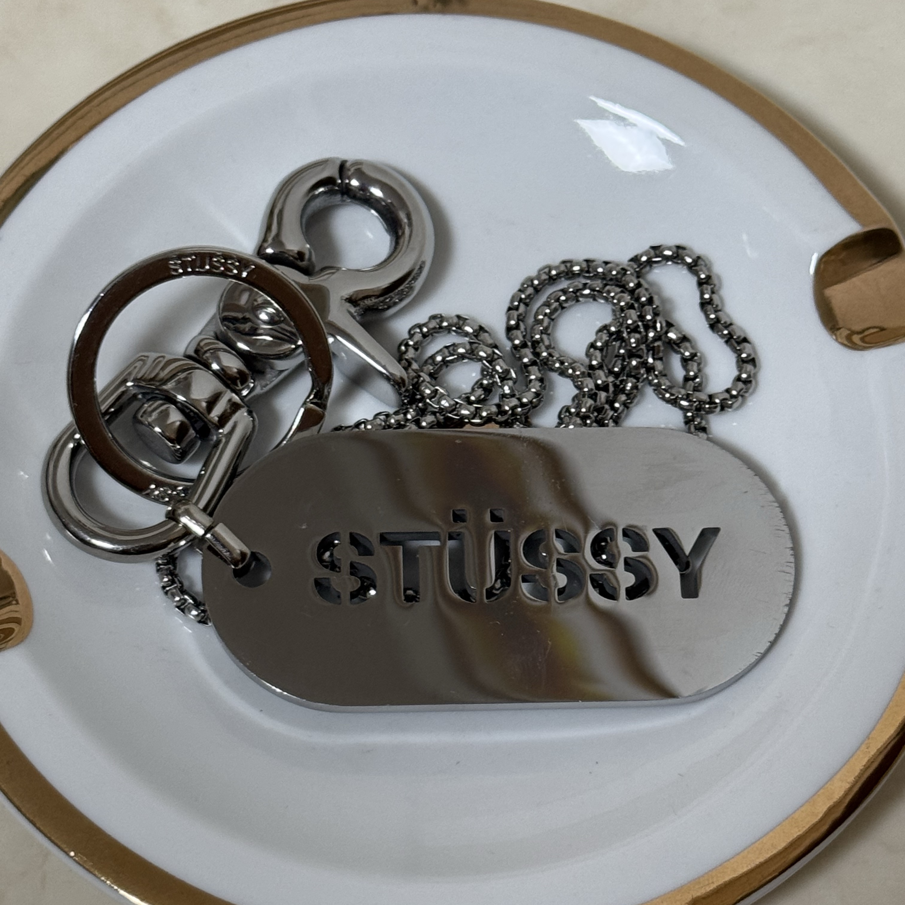 Stussy Metal Tag Keychain Silver 착용 스타일