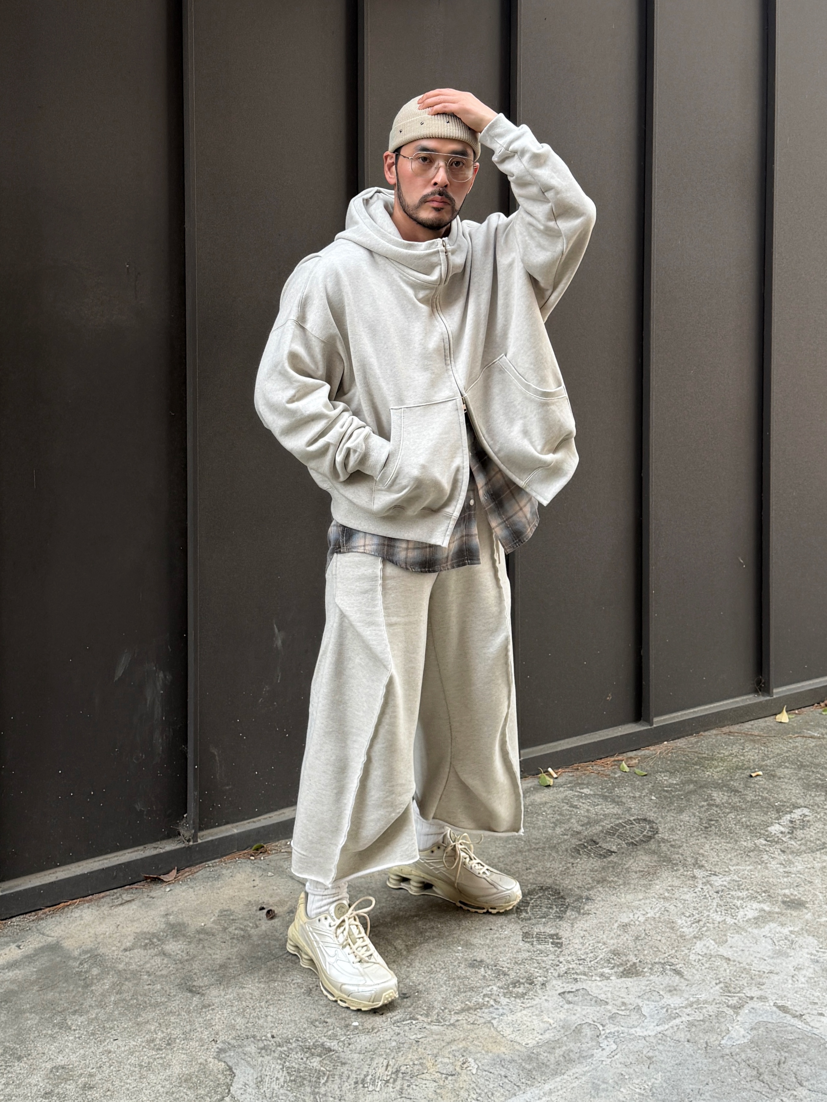 Nike Shox Ride 2 Metallic Silver and Desert Khaki 착용 스타일 - 1