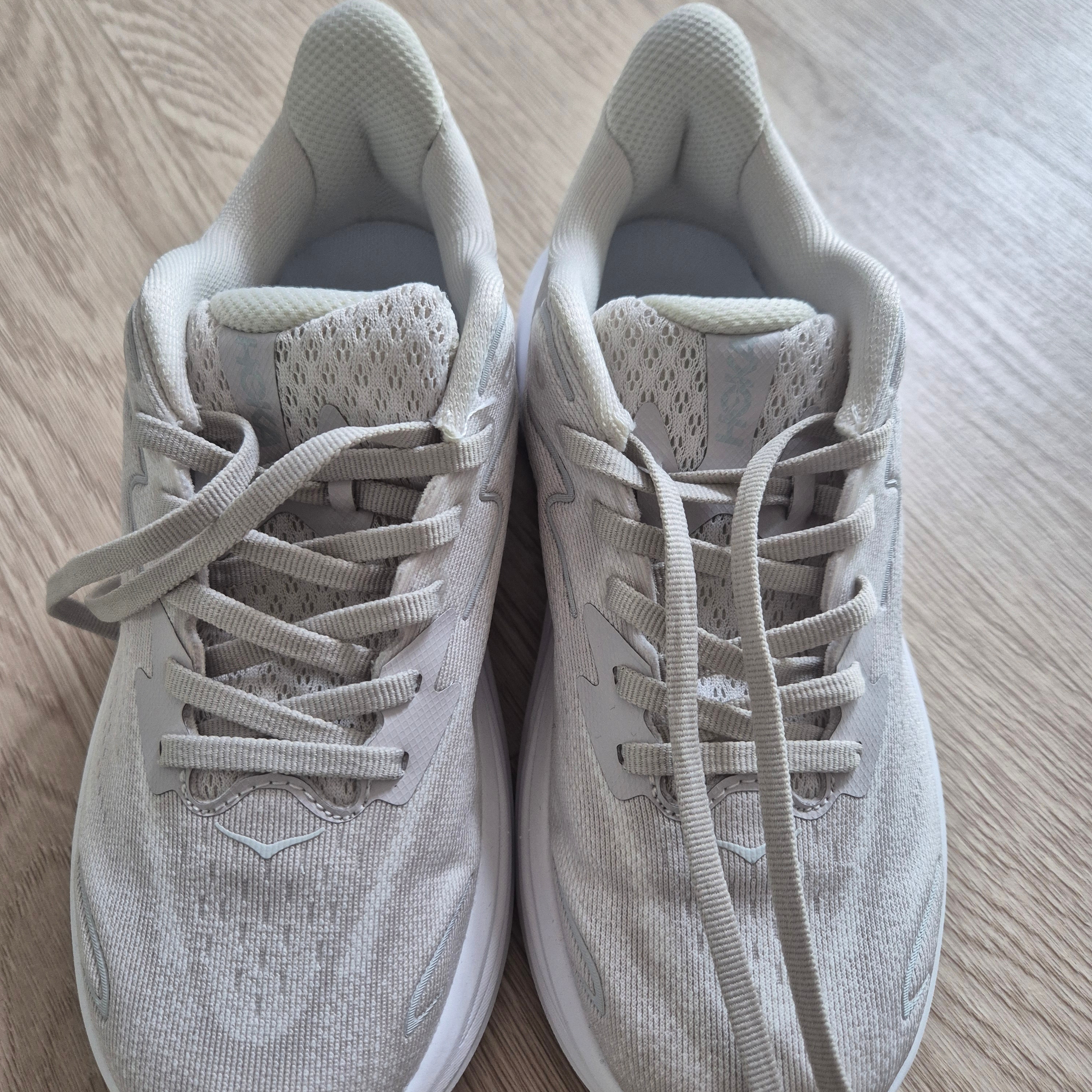 (W) Hoka Clifton10 Running Shoes Gray 착용 스타일 - 1