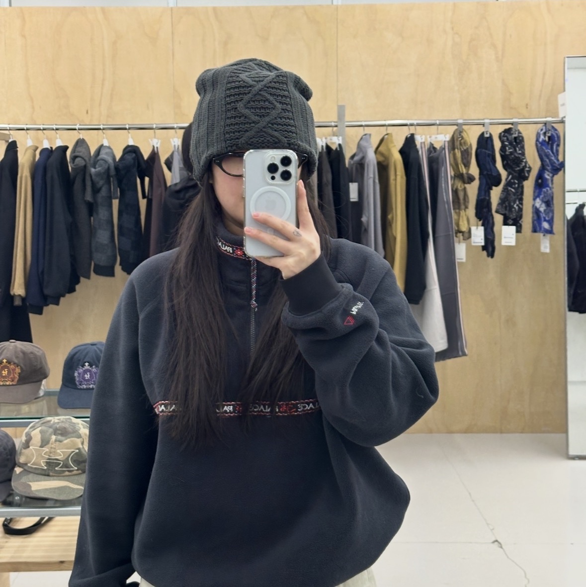 Hatchingroom Jacquard Big Beanie Charcoal 착용 스타일