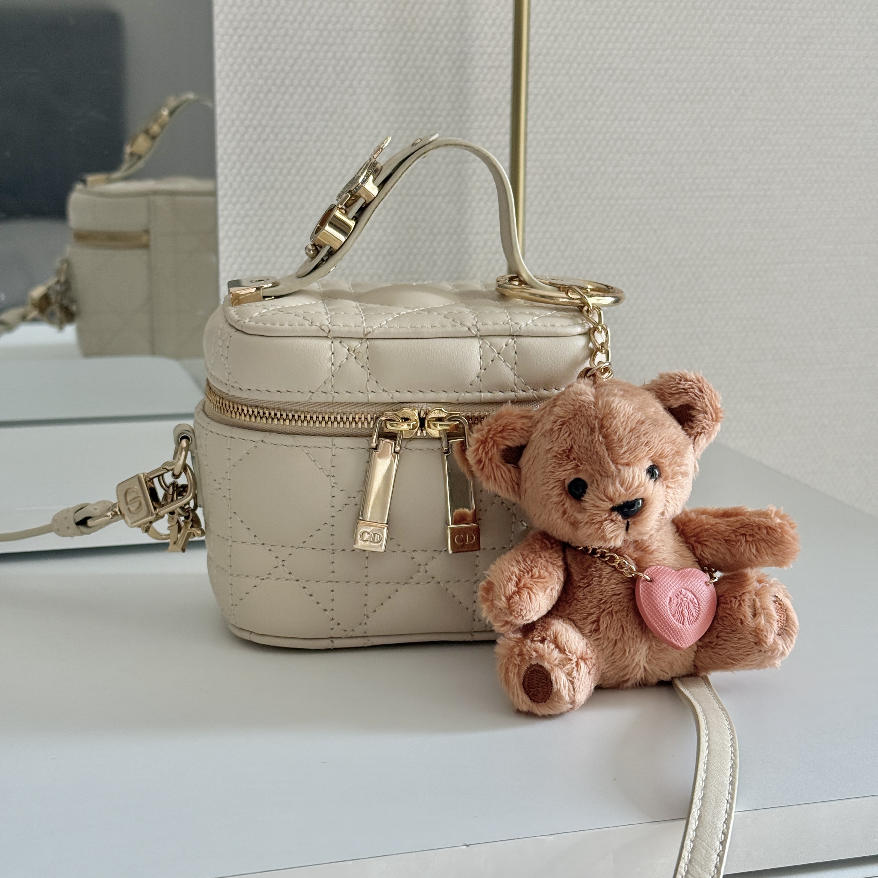 Starbucks Be Mine Bear Fabric Keychain, Dior Lady Micro Vanity Case Gray Stone Cannage Lambskin 착용 스타일