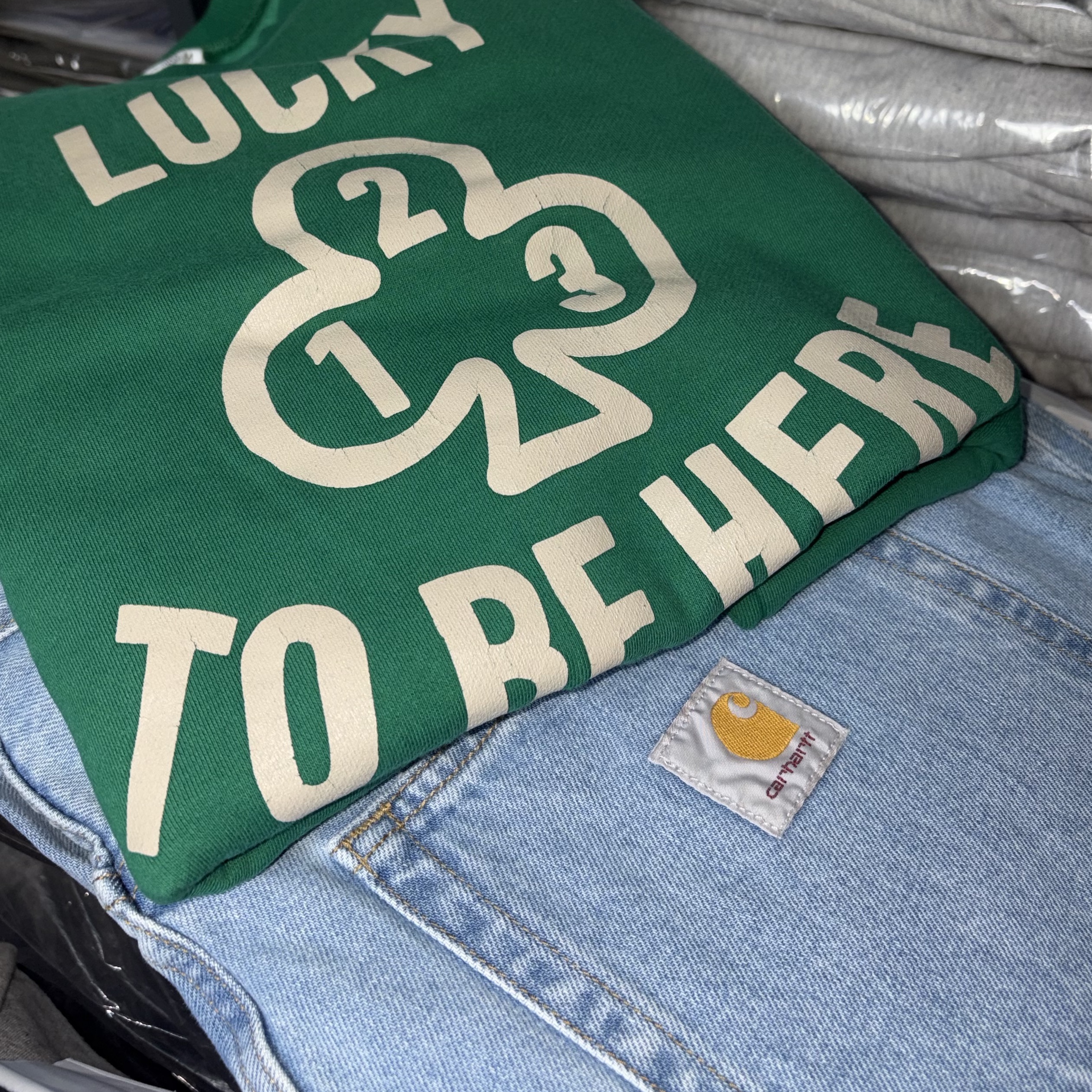 Collect Pieces Three Leaves Clover Sweatshirts Green, Carhartt WIP Brandon Pants Blue Heavy Stone Bleached 착용 스타일