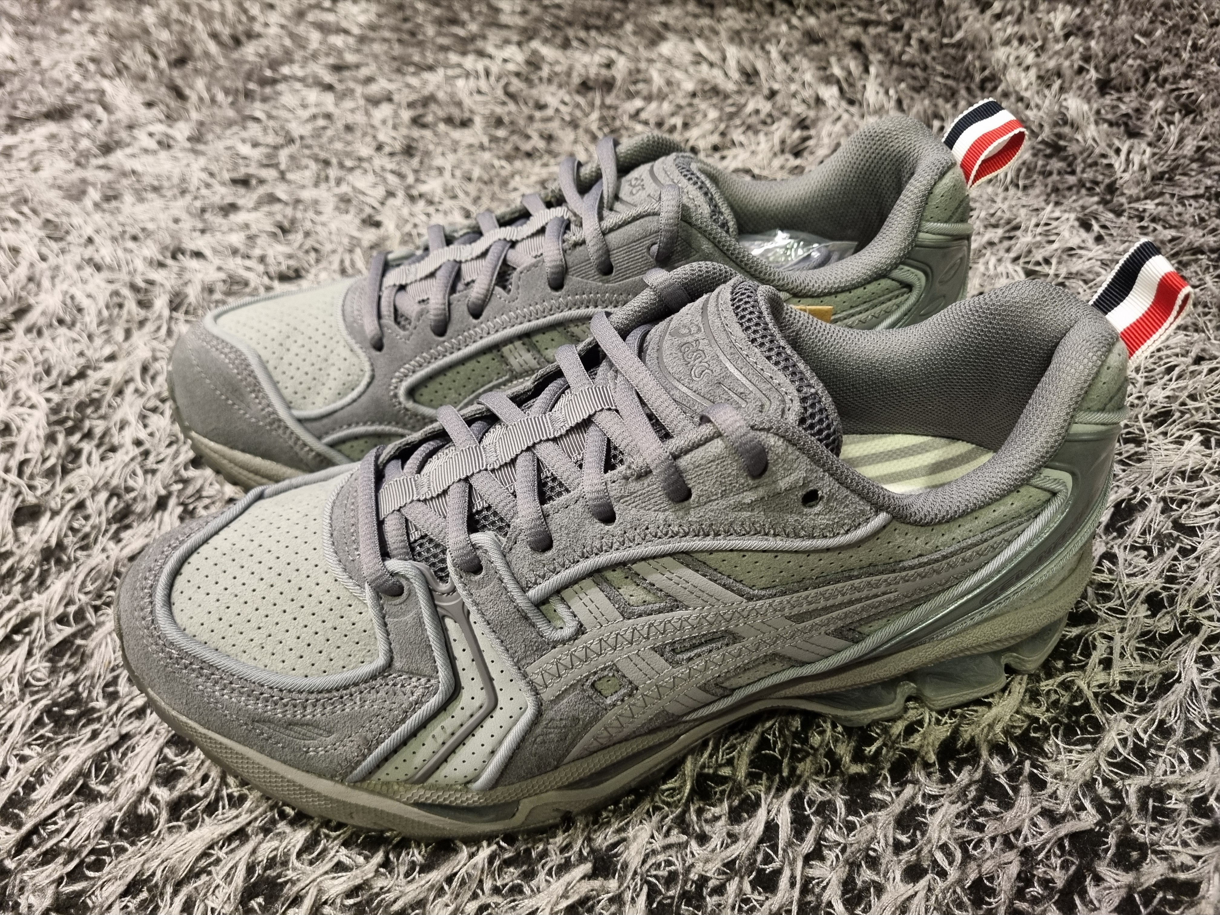 Asics x Thom Browne Gel-Kayano 14 Grey 착용 스타일 - 1