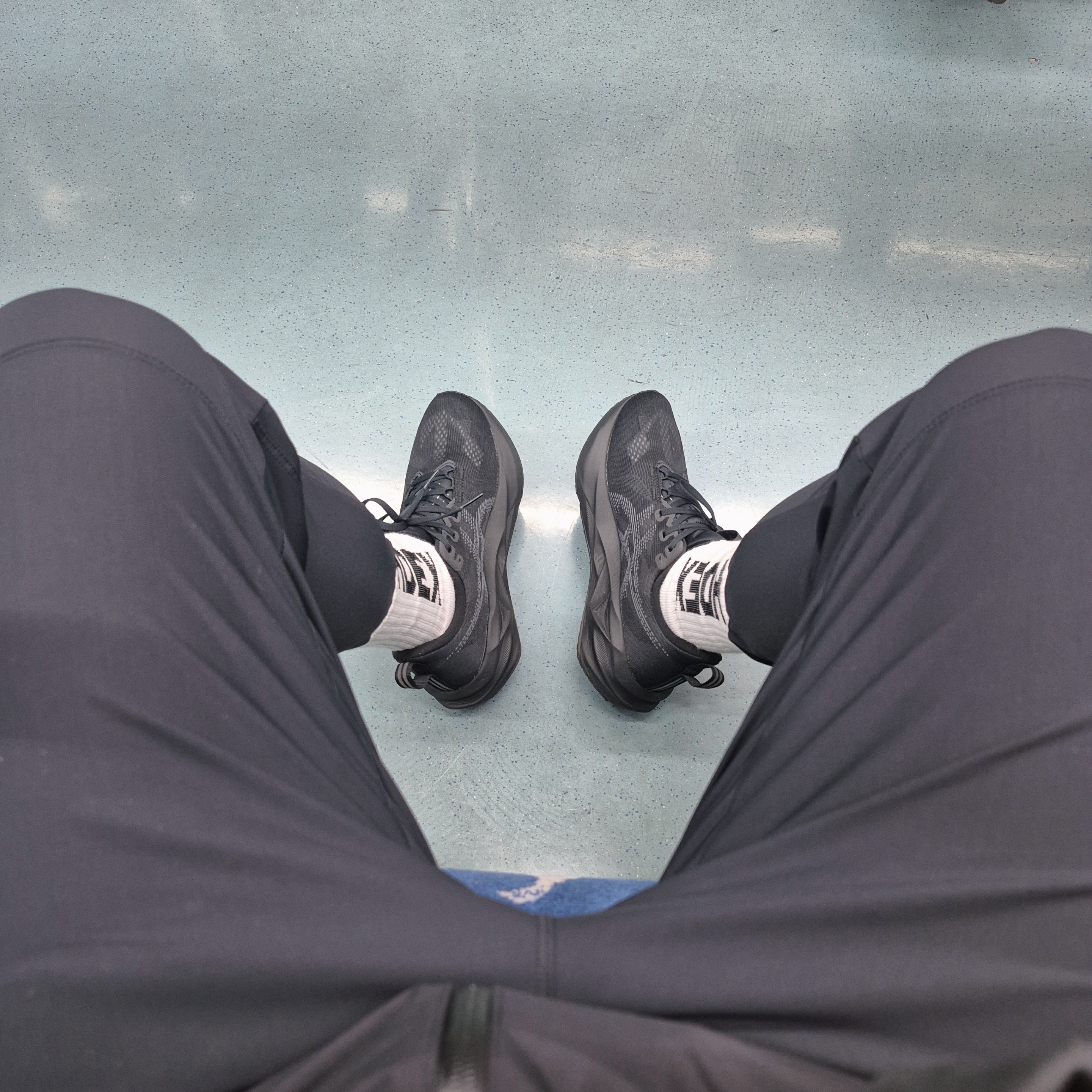 (W) Asics Novablast 5 Black Carrier Grey 착용 스타일