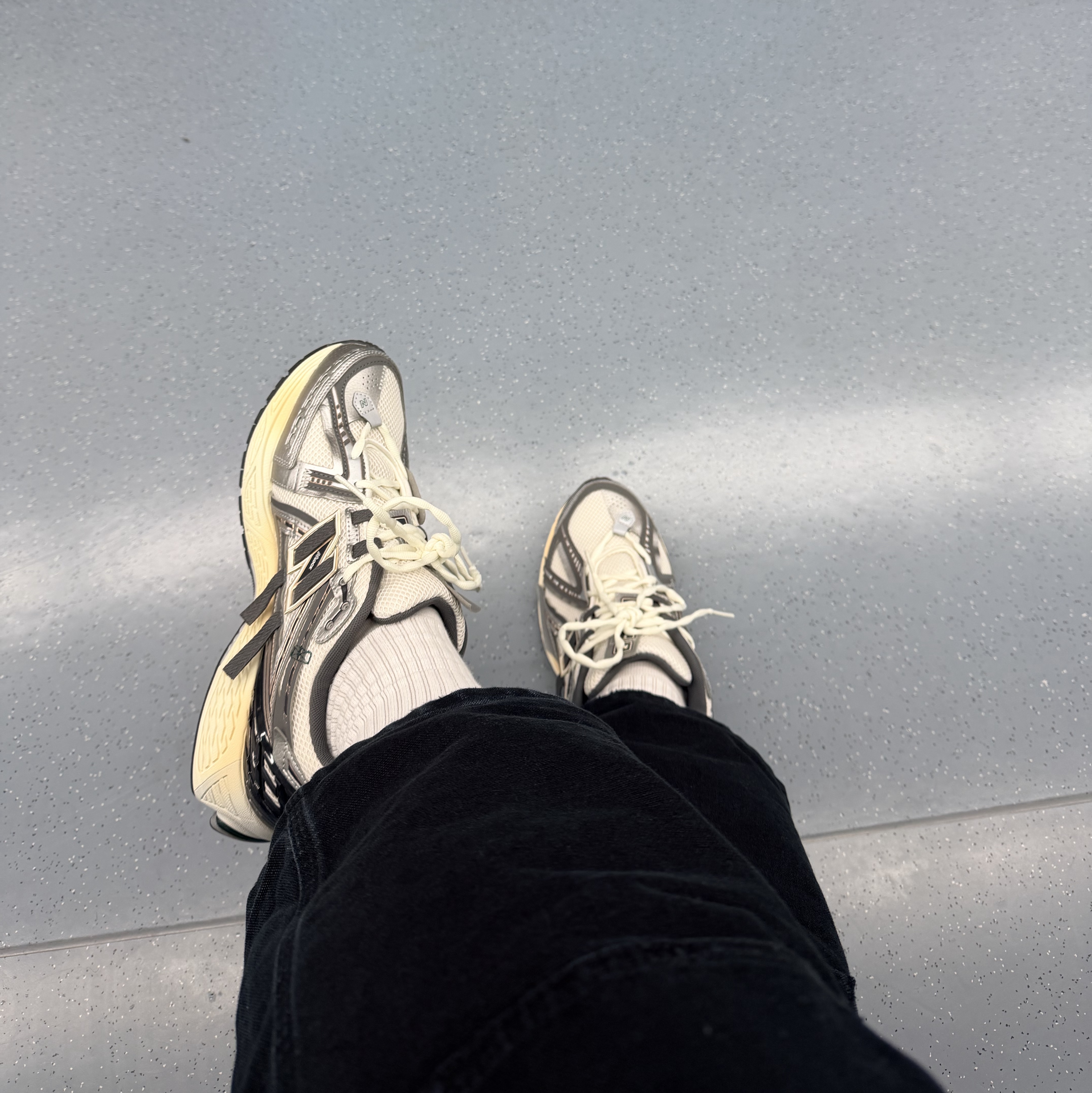 New Balance 1906A Silver Metallic Castlerock 착용 스타일