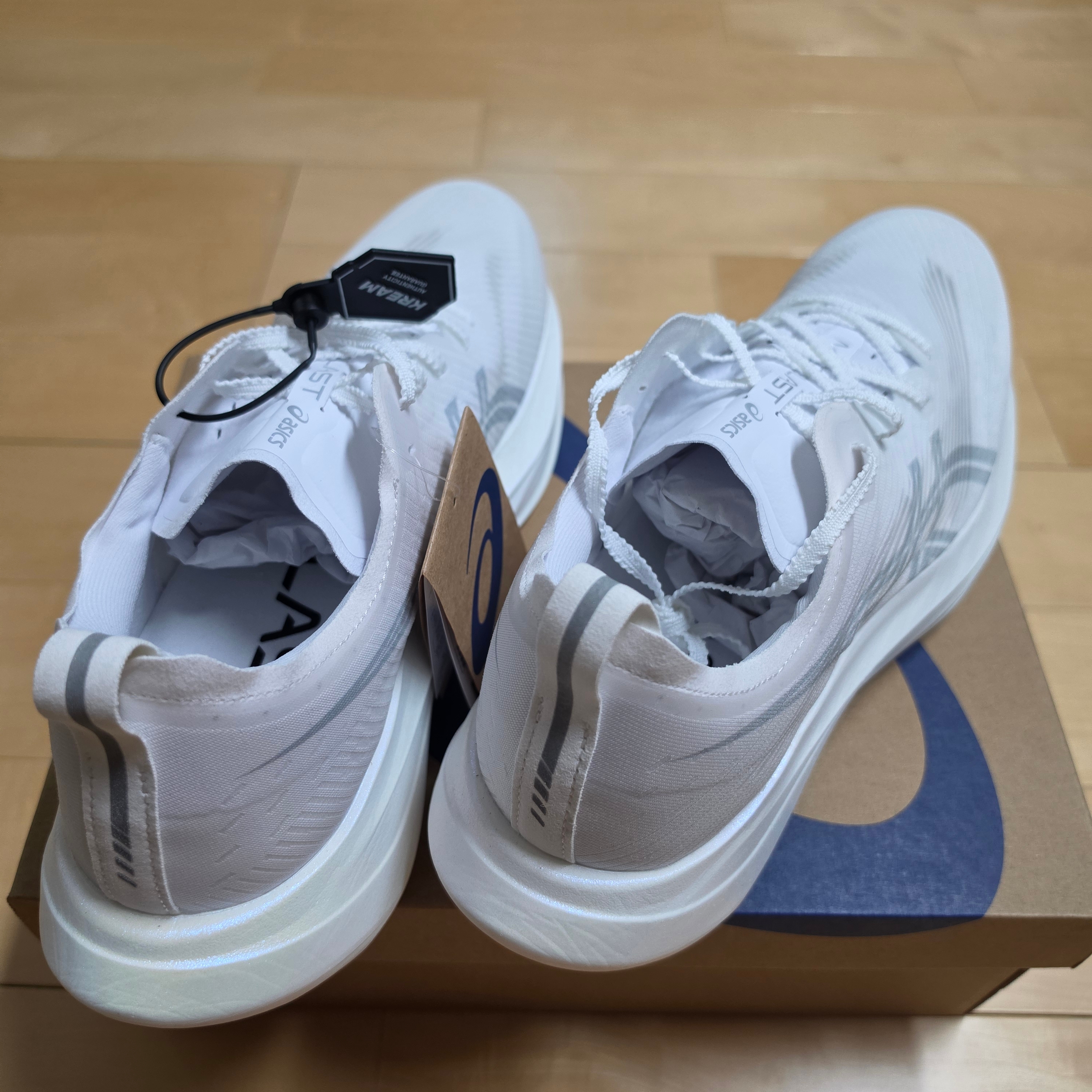 Asics Megablast White Piedmont Grey 착용 스타일 - 3