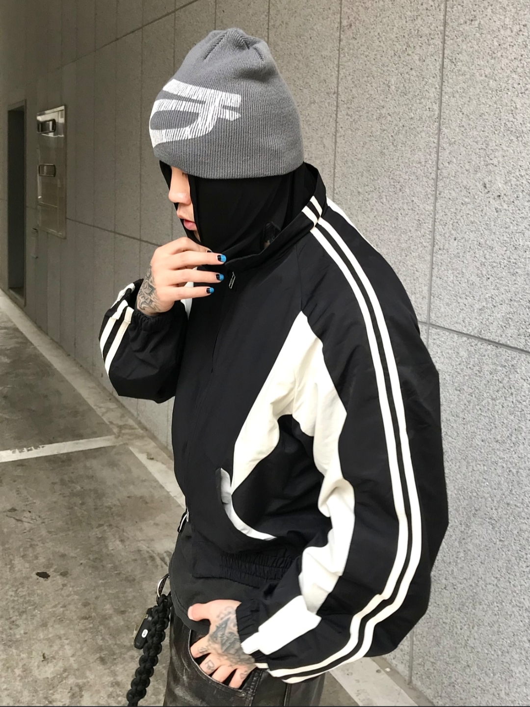 ROARINGRAD 26 Crop Track Jacket Black 착용 스타일
