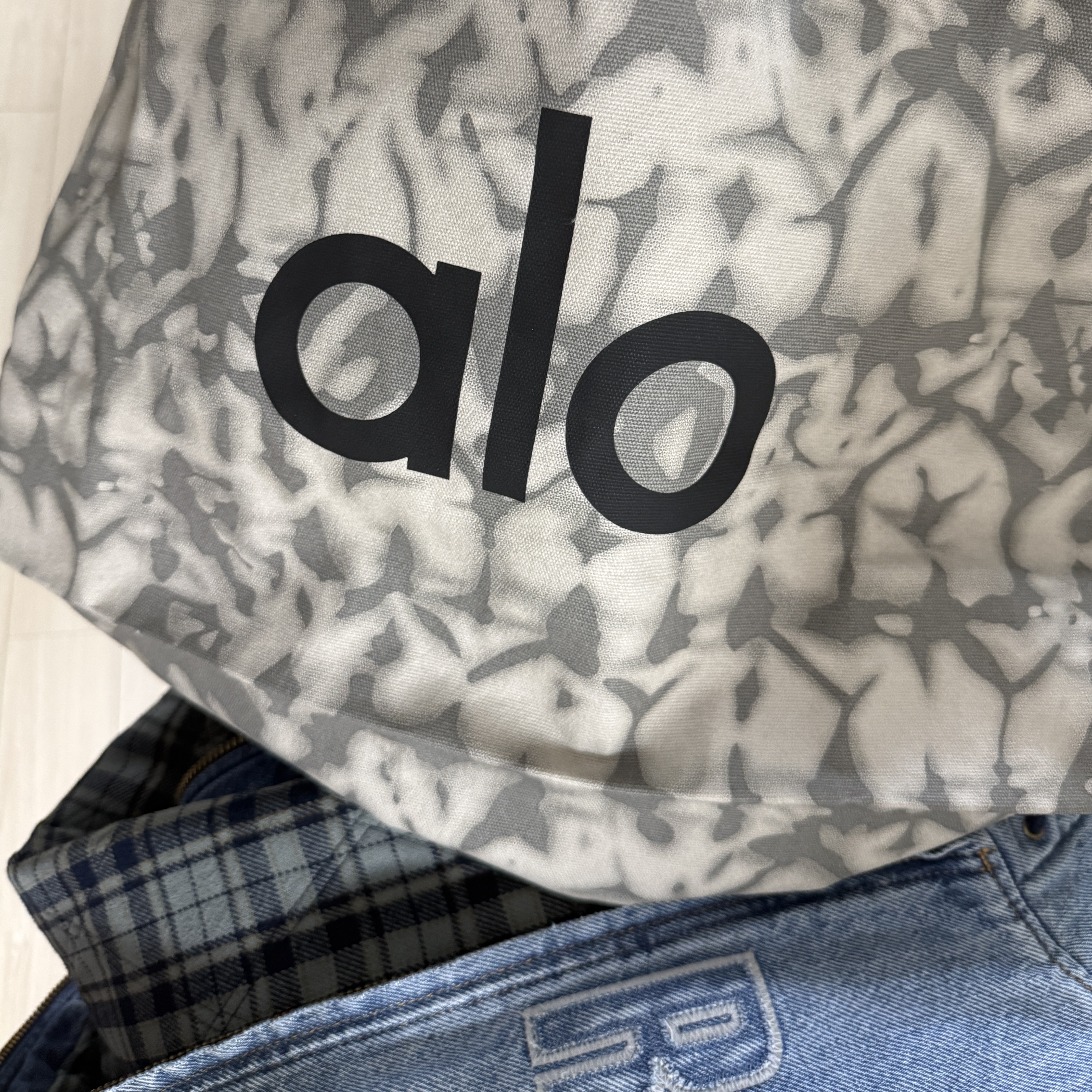 Alo Yoga Iconic Shopper Tote Bag Grey Tiedye 착용 스타일