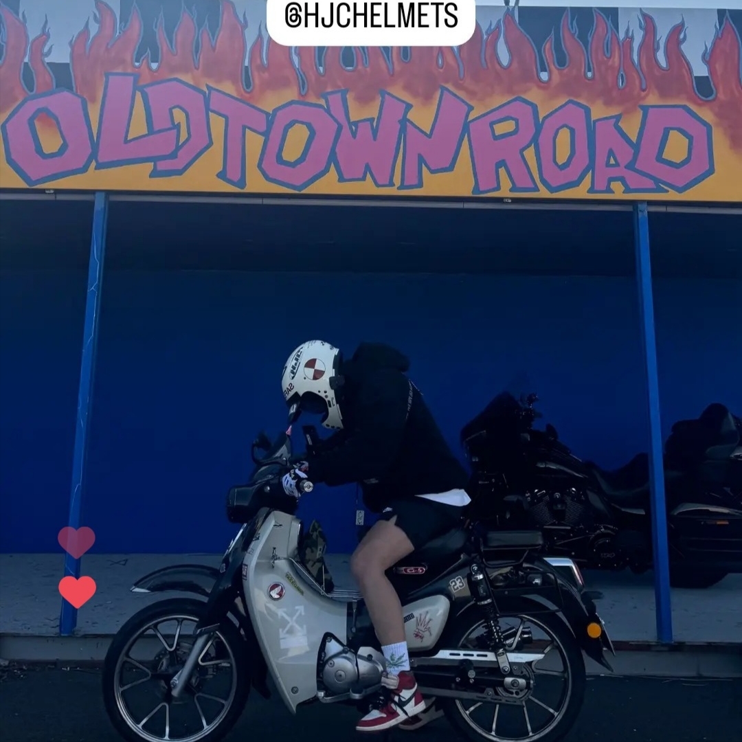 Jordan 1 Retro High OG Chicago 2022, Nike x Stussy LD-1000 SP Sanded Gold and Laser Fuchsia 착용 스타일 - 1