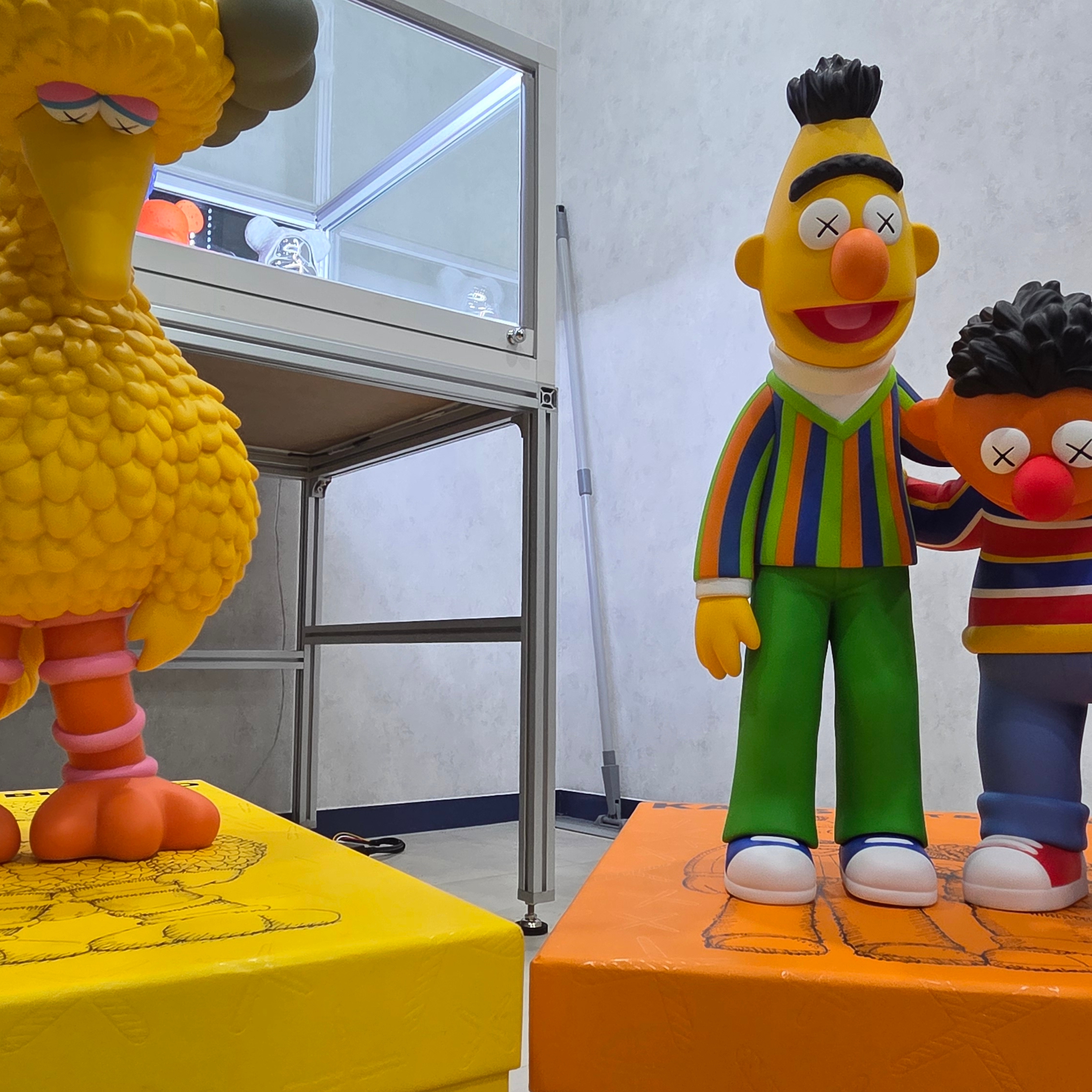 Kaws x Sesame Street Vinyl Figure Full Set (Set of 4) 착용 스타일 - 3
