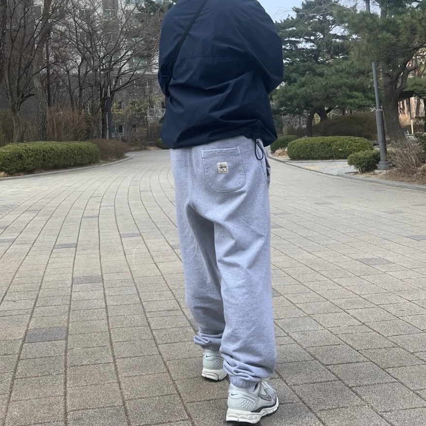 Stussy Fleece Pant Ash Heather, Nike Zoom Vomero 5 Wolf Grey White 착용 스타일