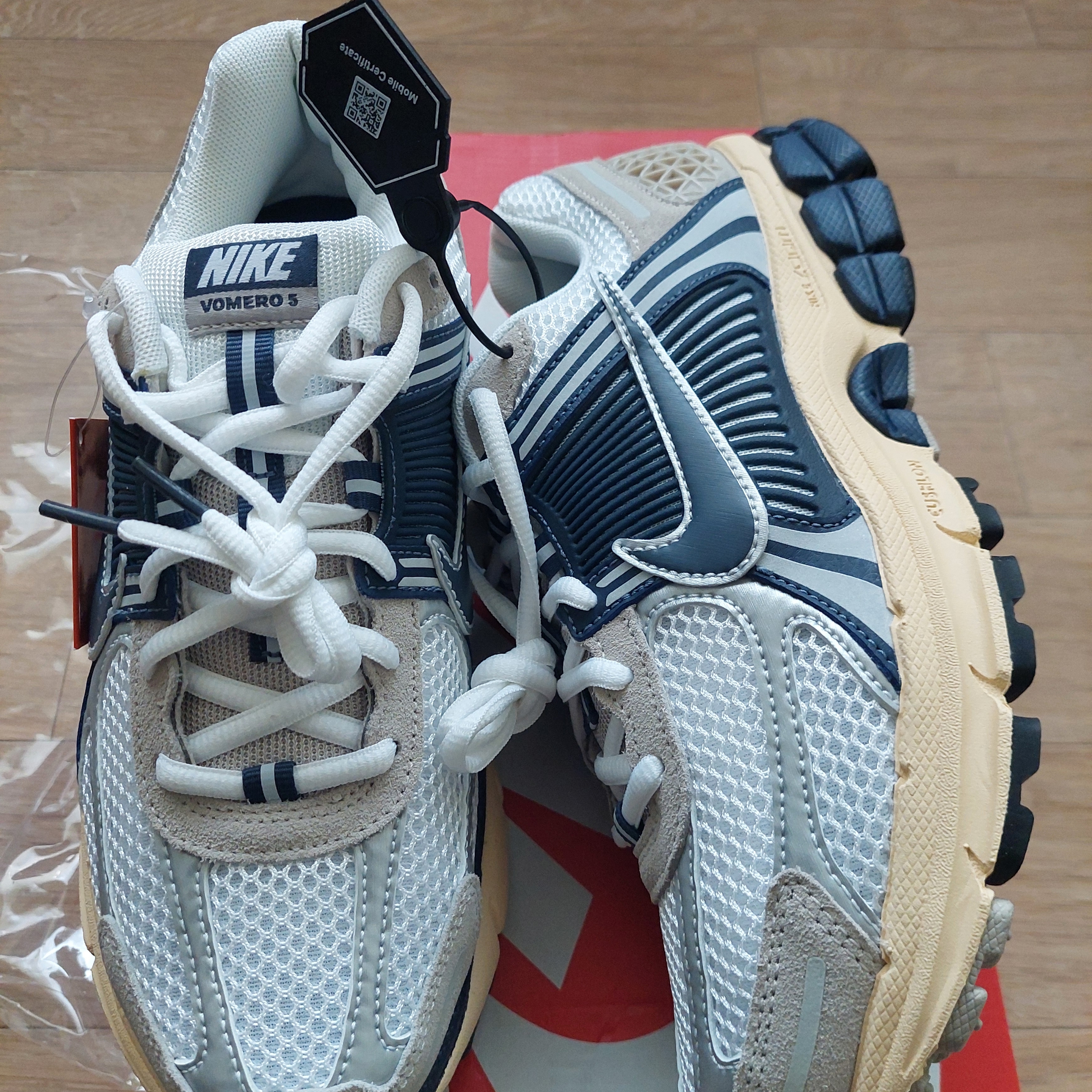 Nike Zoom Vomero 5 White Thunder Blue 착용 스타일 - 1