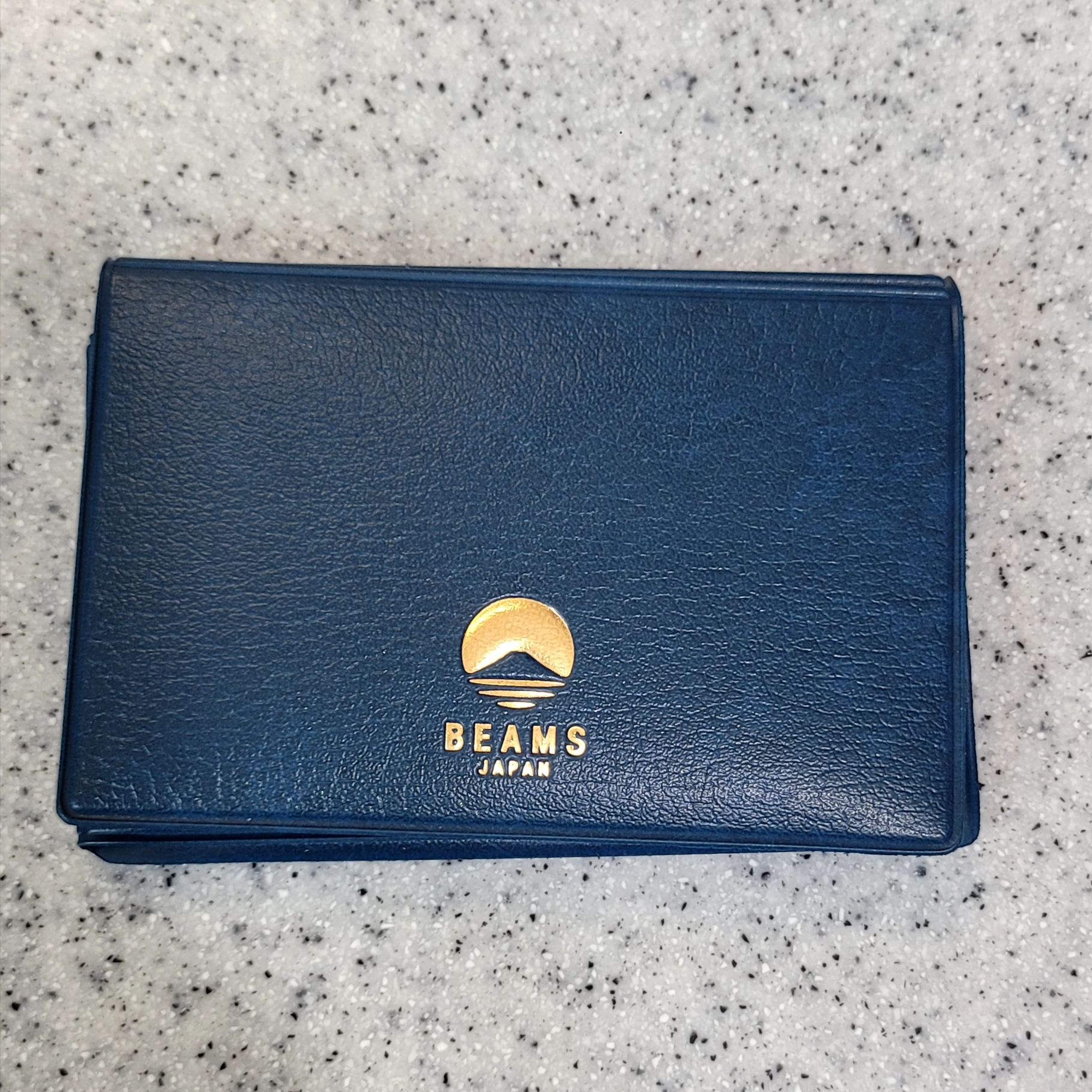 Beams x Hightide Special Order Pass & Card Case Navy 착용 스타일 - 1