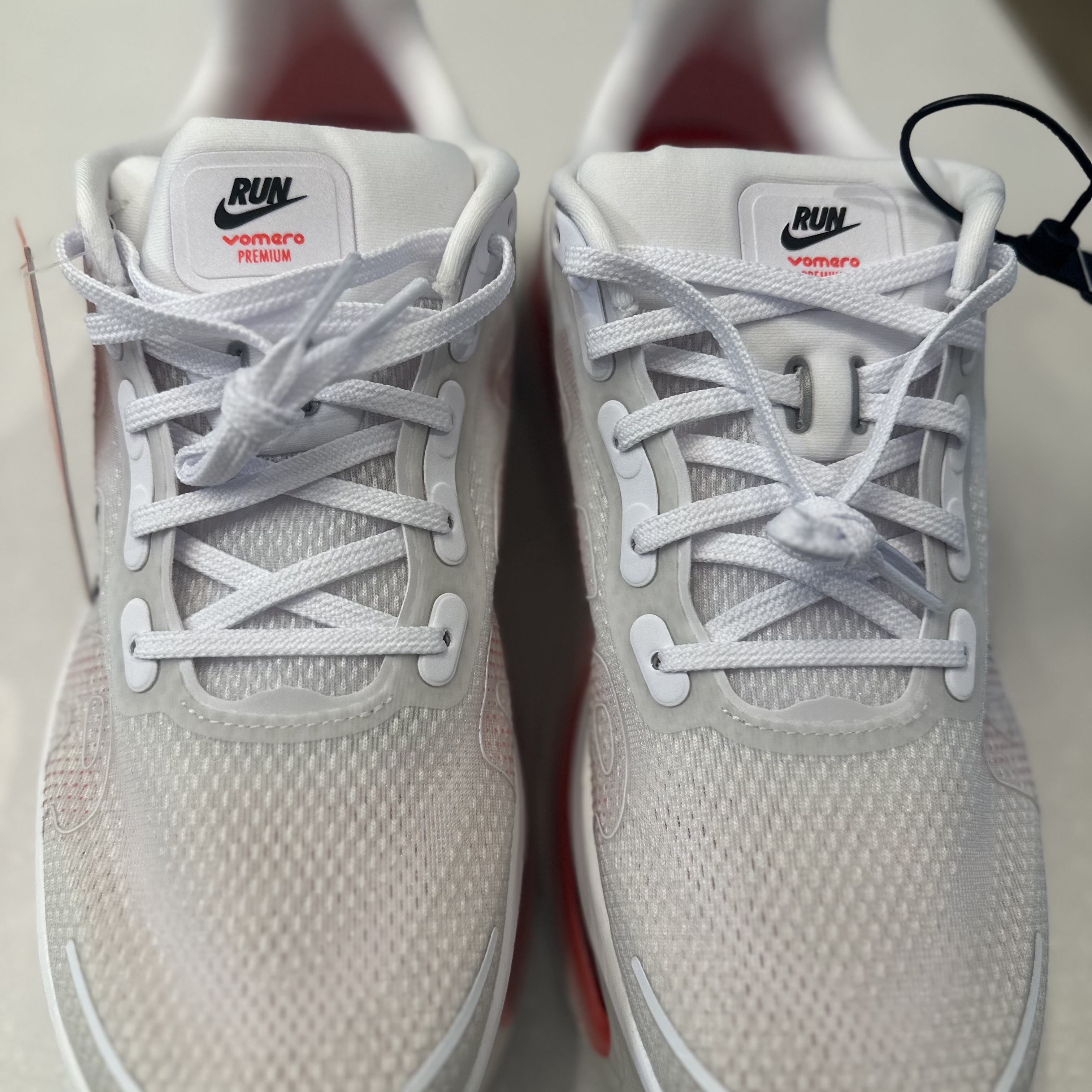 Nike Vomero Premium White Bright Crimson 착용 스타일 - 3
