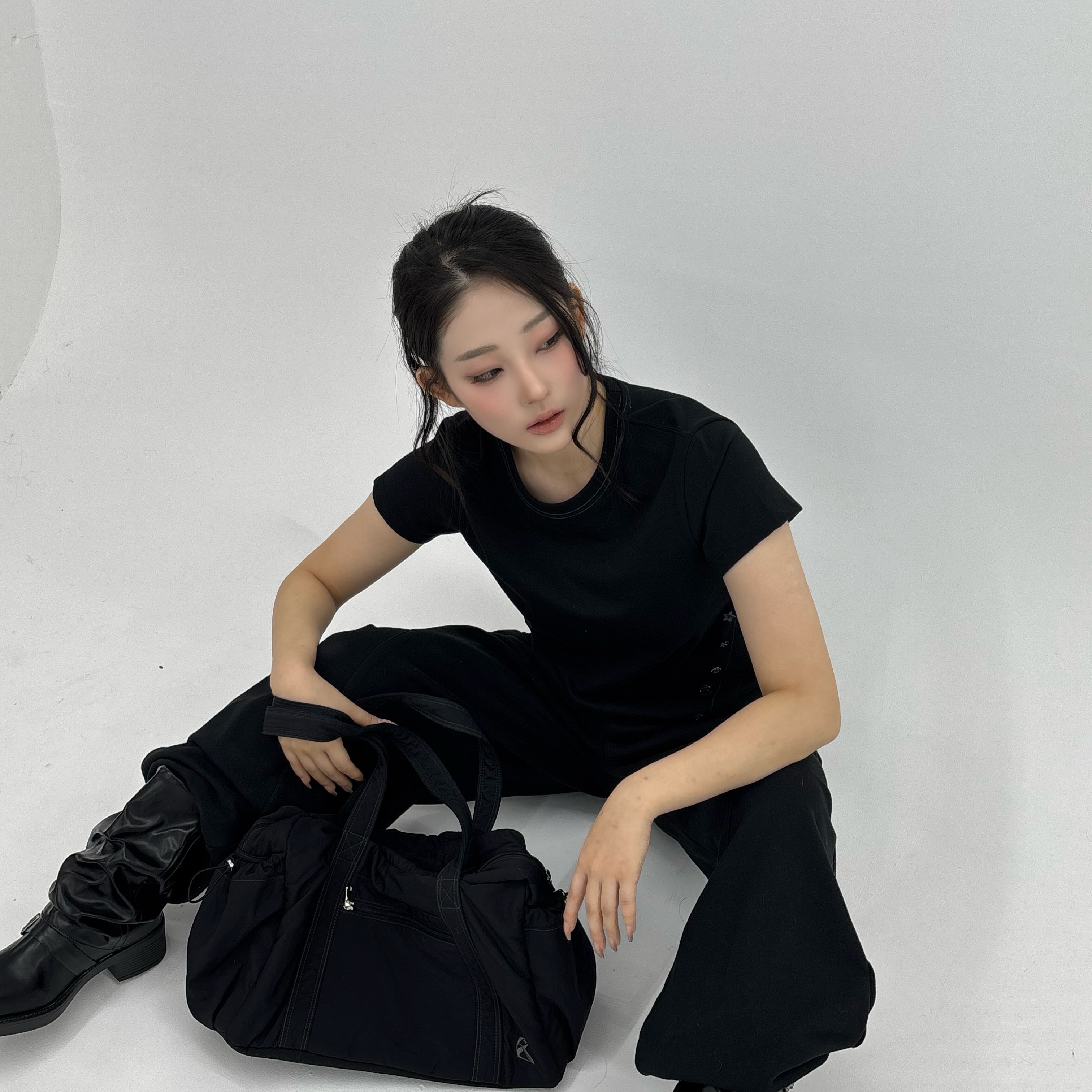 Riomeu Button Unbalanced Short-sleeved T-shirt Black, Riomeu Nylon Shoulder Boston Bag Black 착용 스타일 - 1