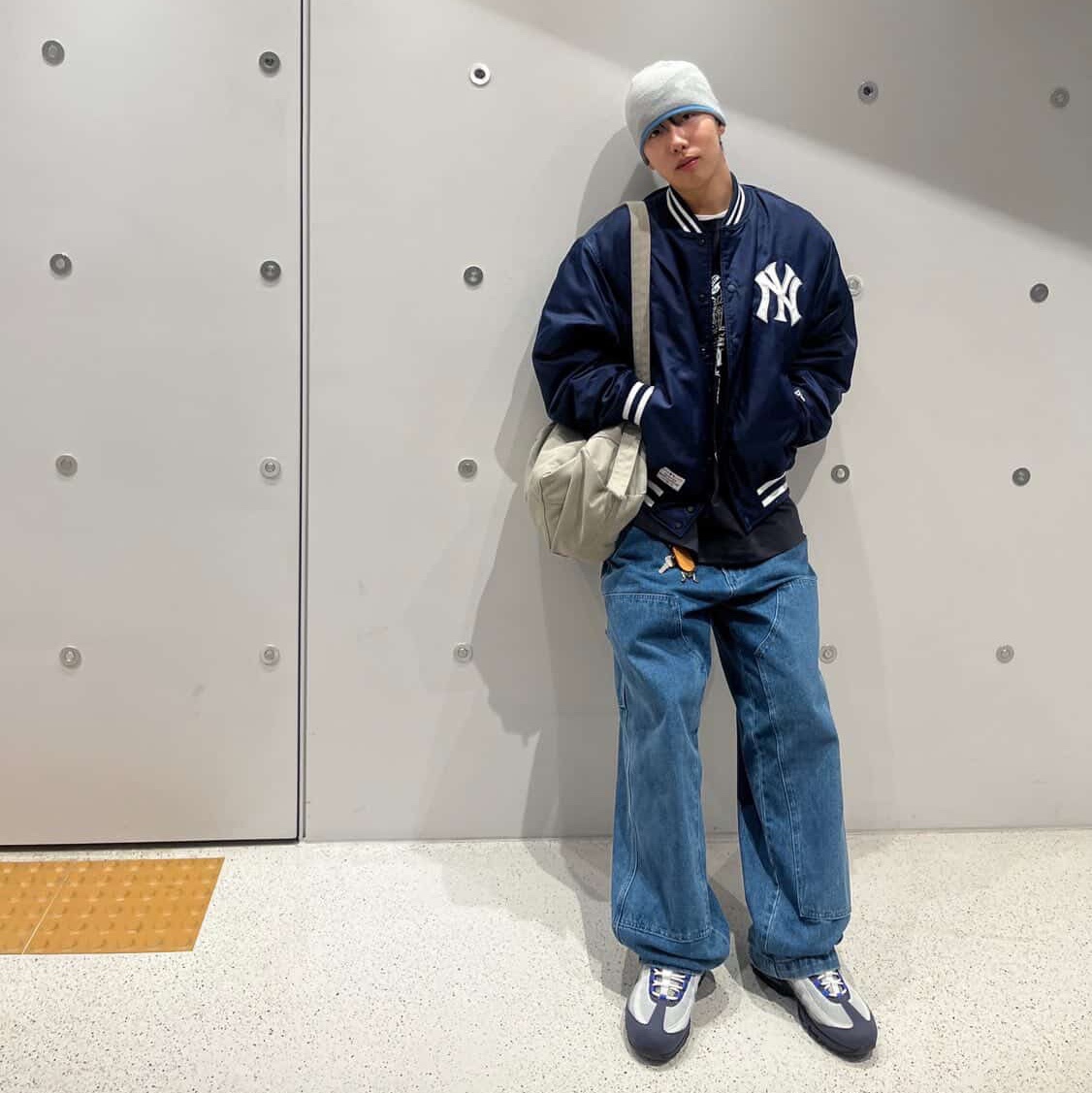 YESEYESEE Y.E.S BMX Tee Charcoal, Obey Bigwig Denim Carpenter Pants Light Indigo 착용 스타일