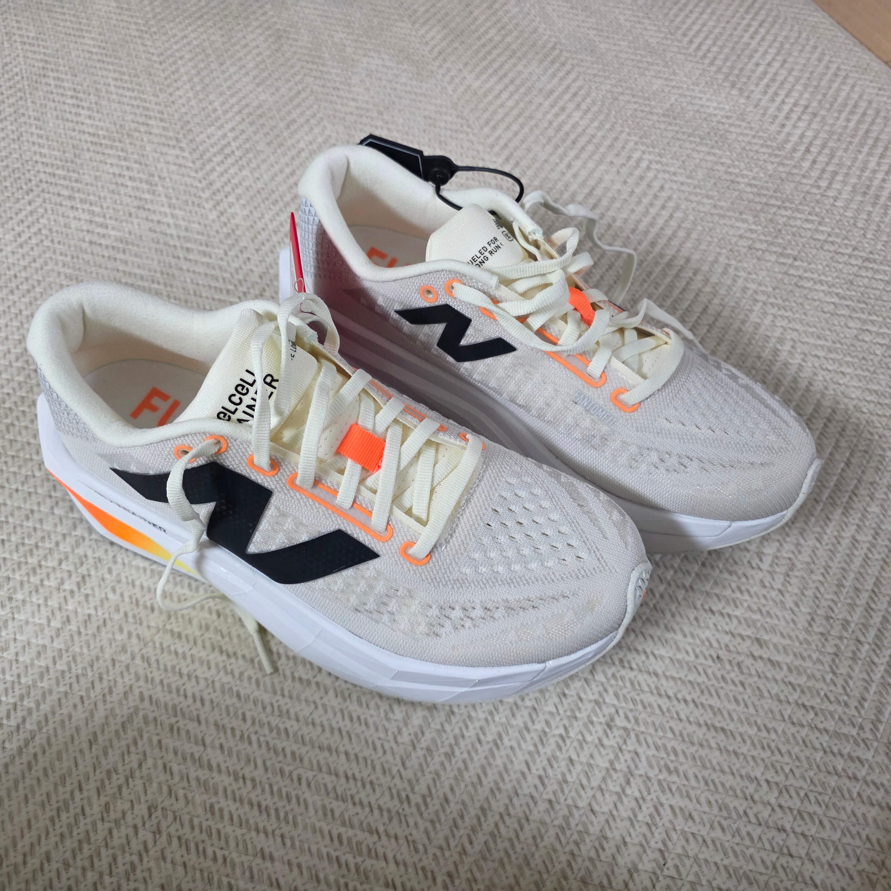 New Balance Fuelcell SC Trainer v3 Ivory - D Standard 착용 스타일