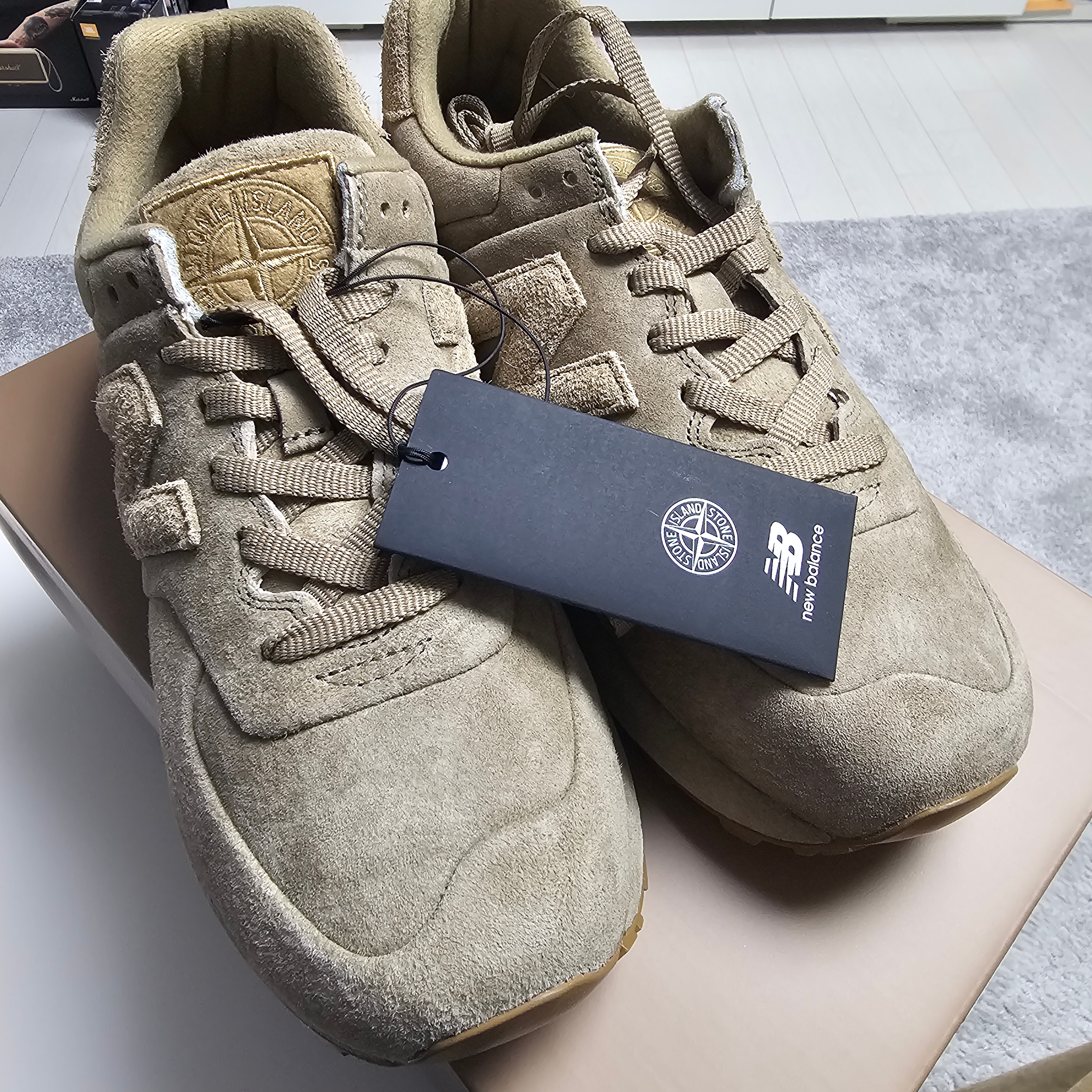 New Balance x Stone Island 574 Ghost Dark Beige 착용 스타일