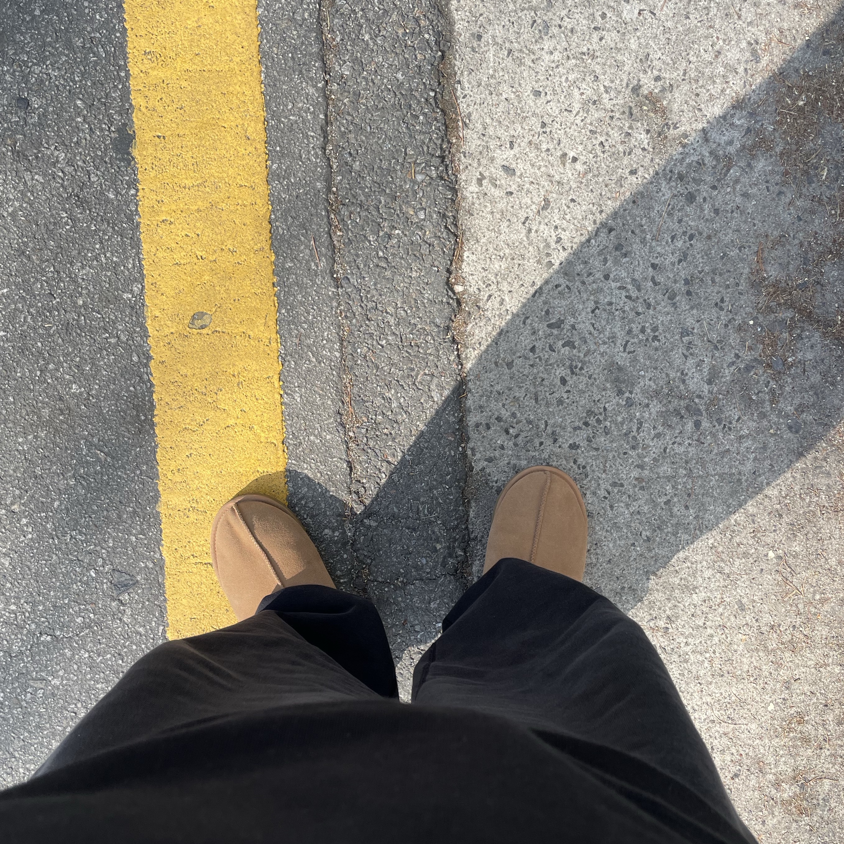 UGG Tasman Slipper Chestnut, Nike x Stussy Washed Fleece Pants Black (FN5235-010) 착용 스타일