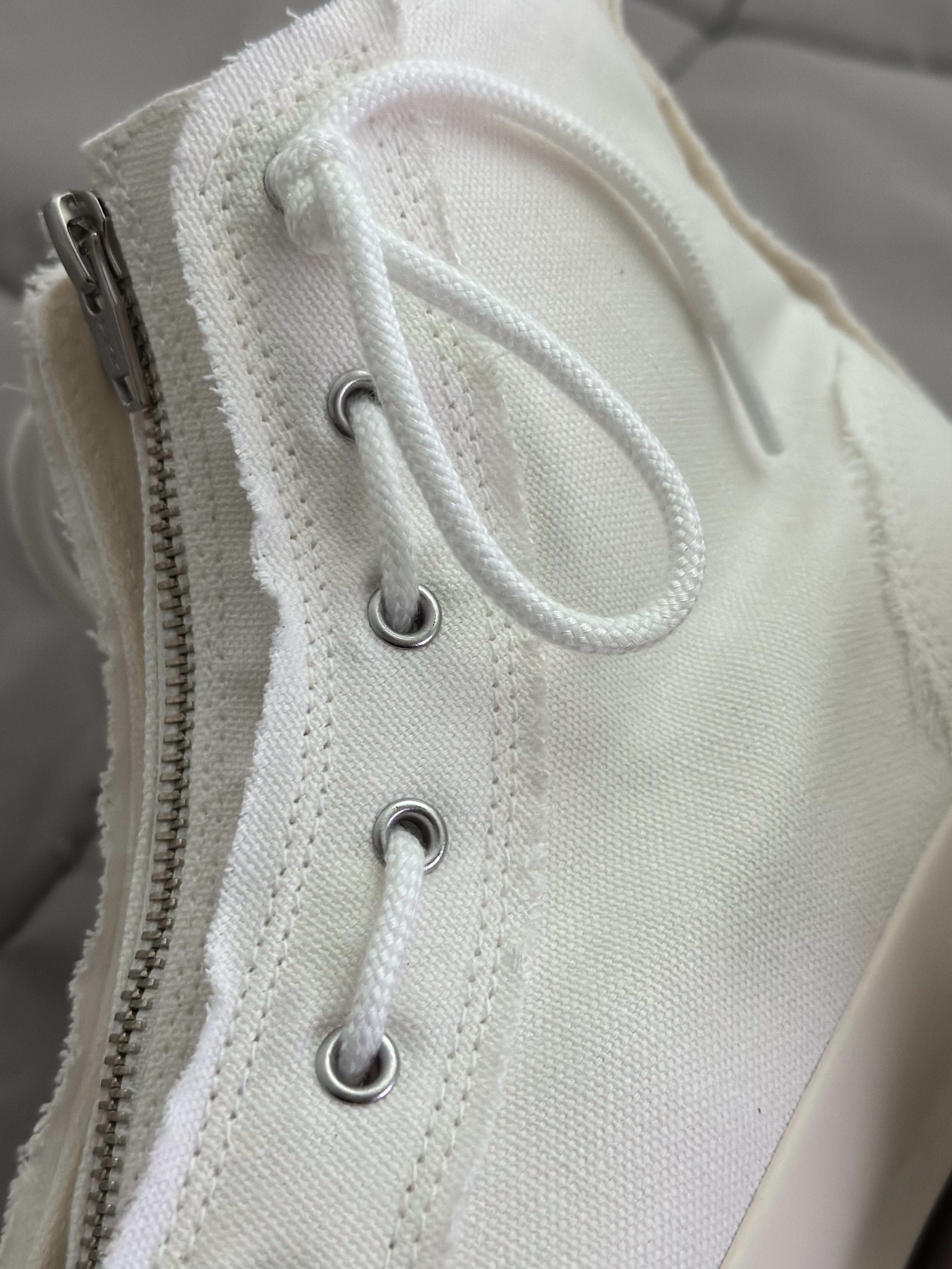 GU x Undercover High-Top Sneakers Off White 착용 스타일 - 3