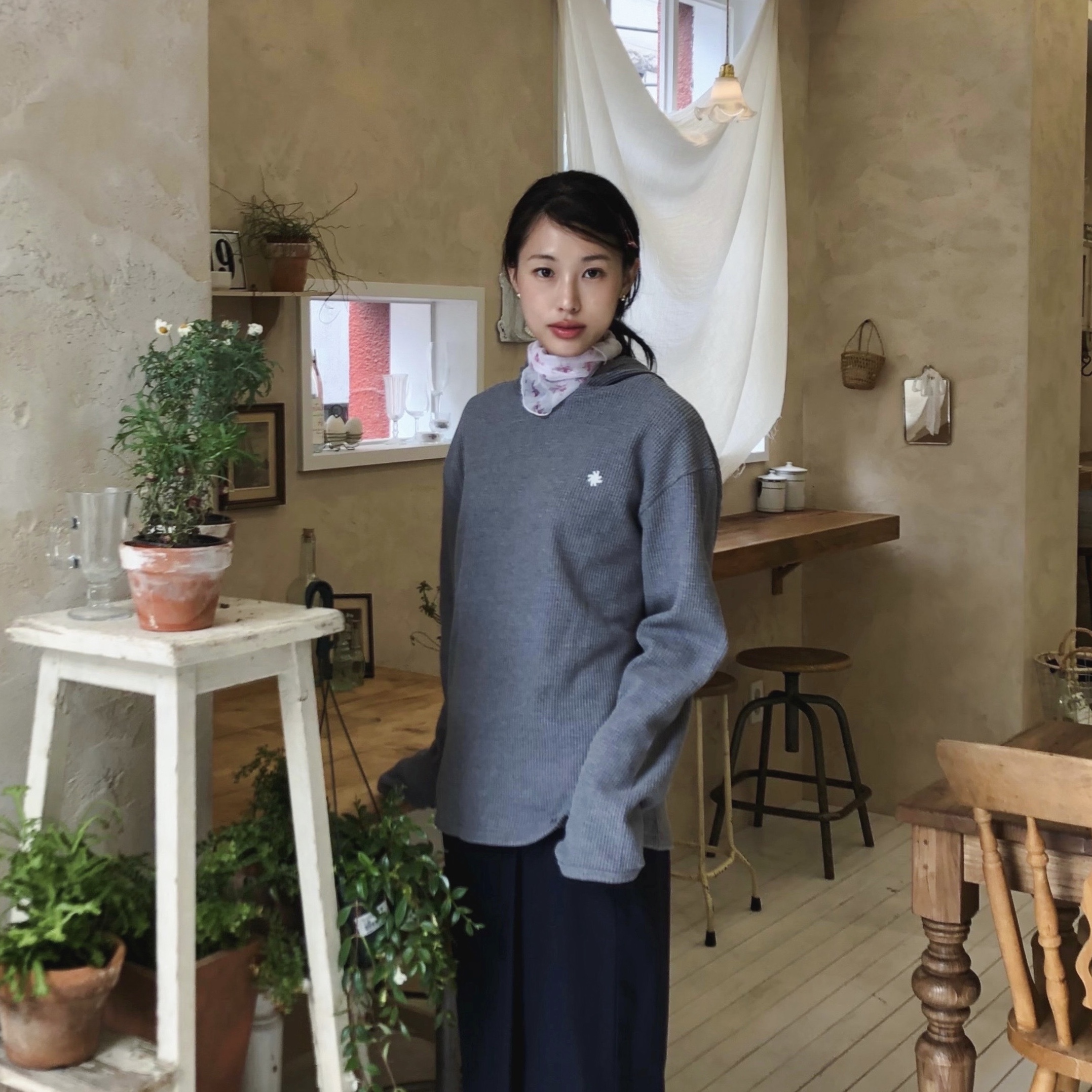 SLOW RECORD HOUSE Waffle Fingerhole Hood Charcoal 착용 스타일 - 3