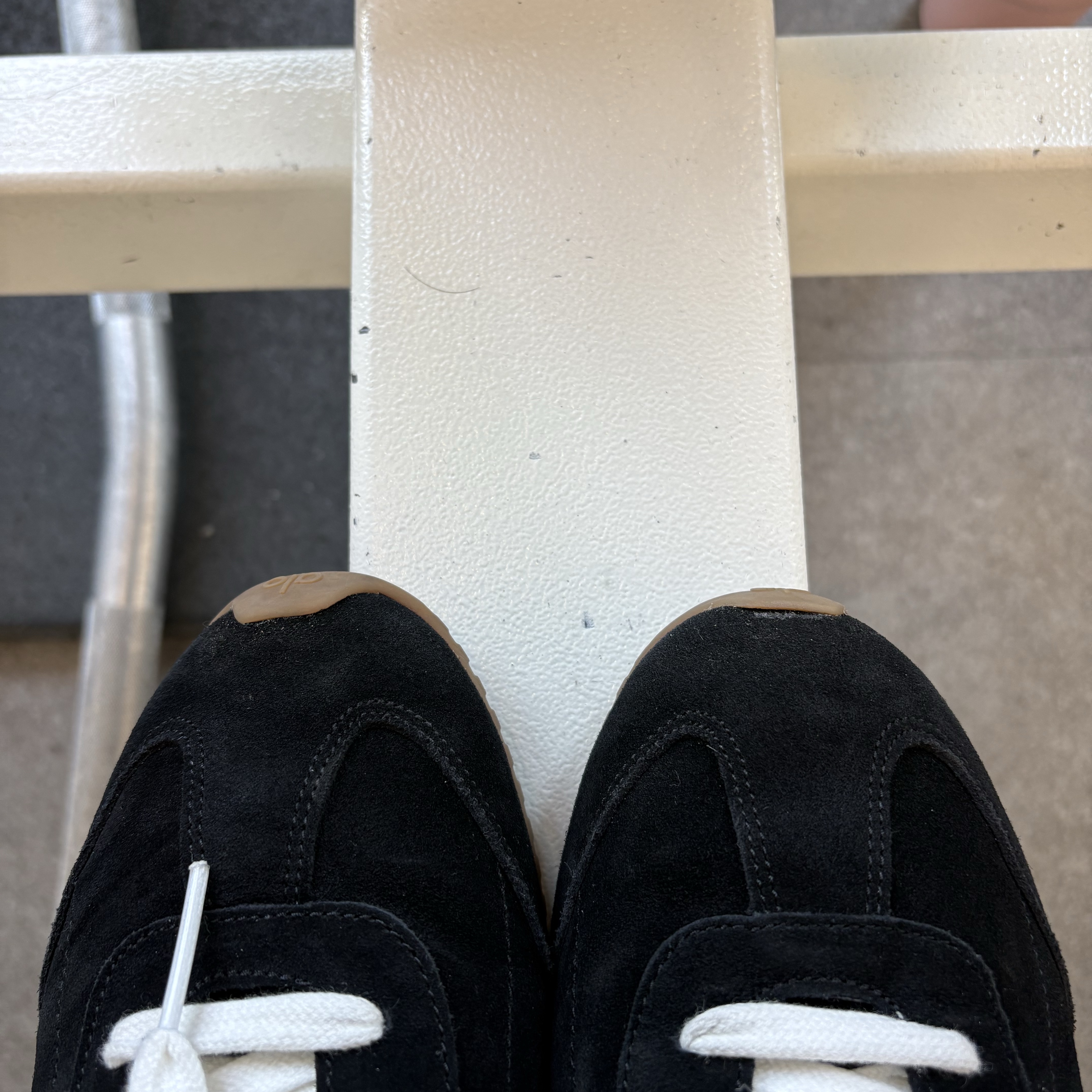 (W) Alo Yoga Sunset Sneaker Black 착용 스타일 - 2