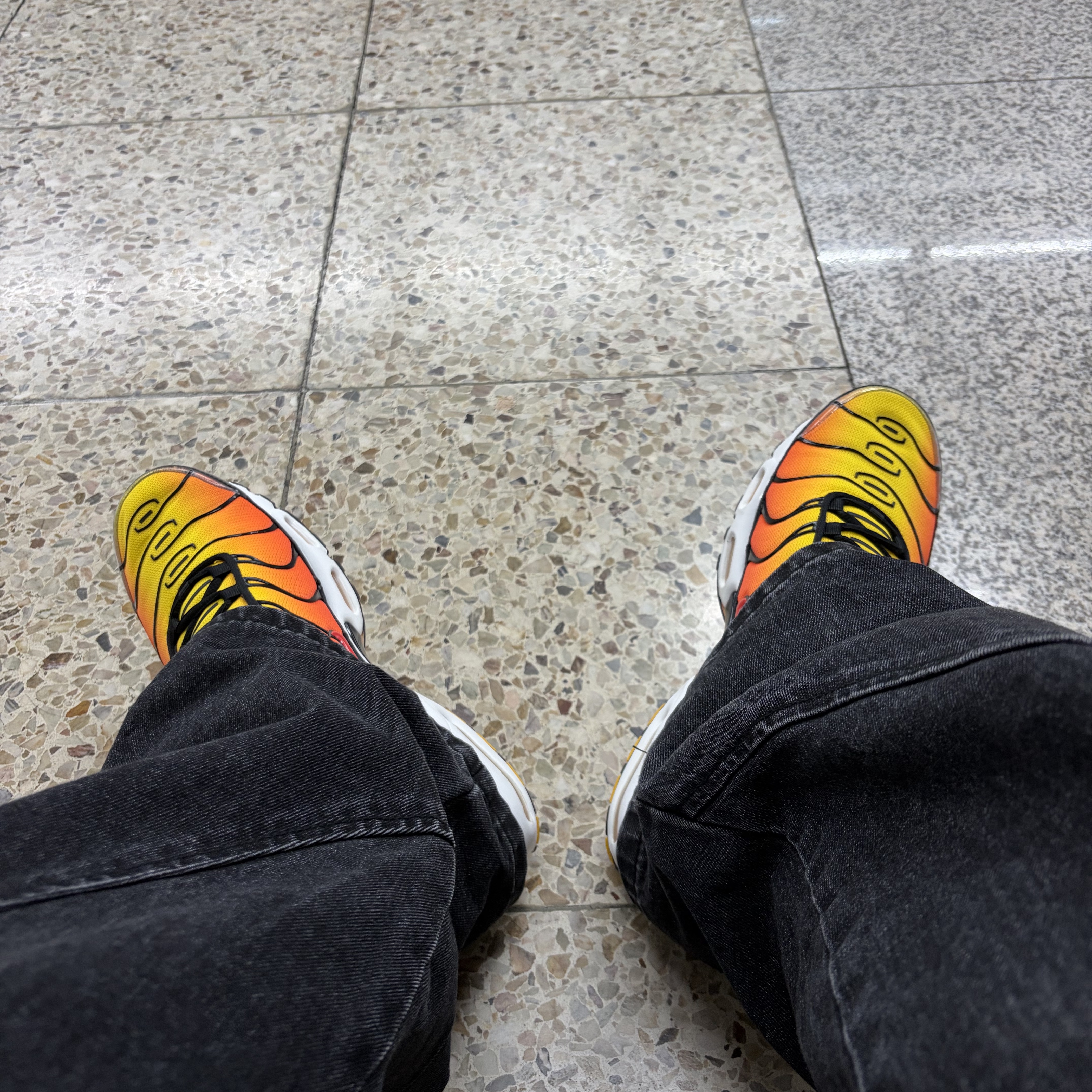 Nike Air Max Plus Bright Ceramic and Tour Yellow 착용 스타일