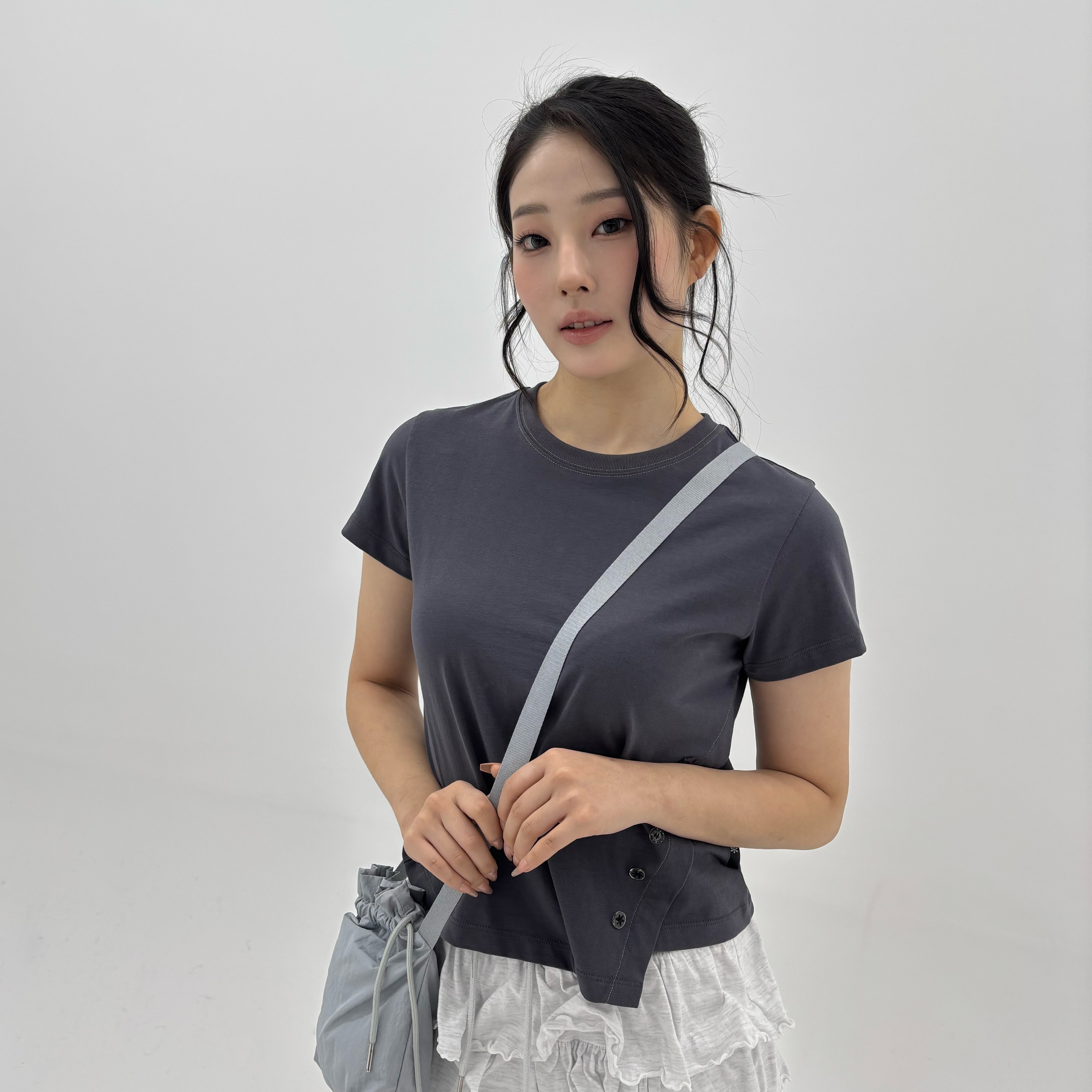 Riomeu Button Unbalanced Short-sleeved T-shirt Charcoal, Riomeu Mini Pouchi Cross Bag Gray 착용 스타일 - 4