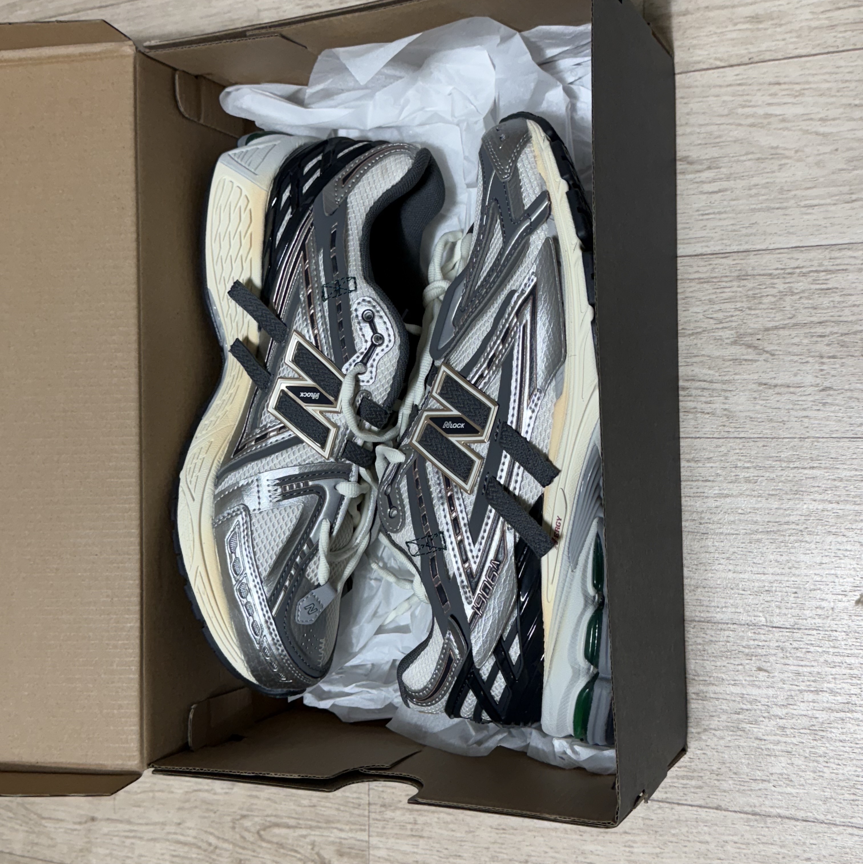 New Balance 1906A Silver Metallic Castlerock 착용 스타일