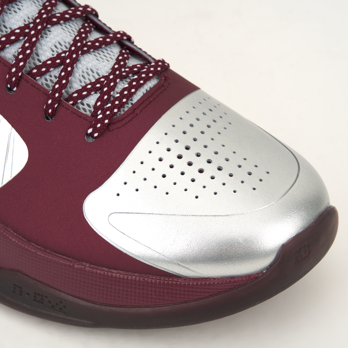 나이키 코비 5 프로트로 로우어 메리온 에이스 어웨이 메탈릭 실버 팀 레드(Nike Kobe 5 Protro Lower Merion Aces Away Metallic Silver Team Red) - 7