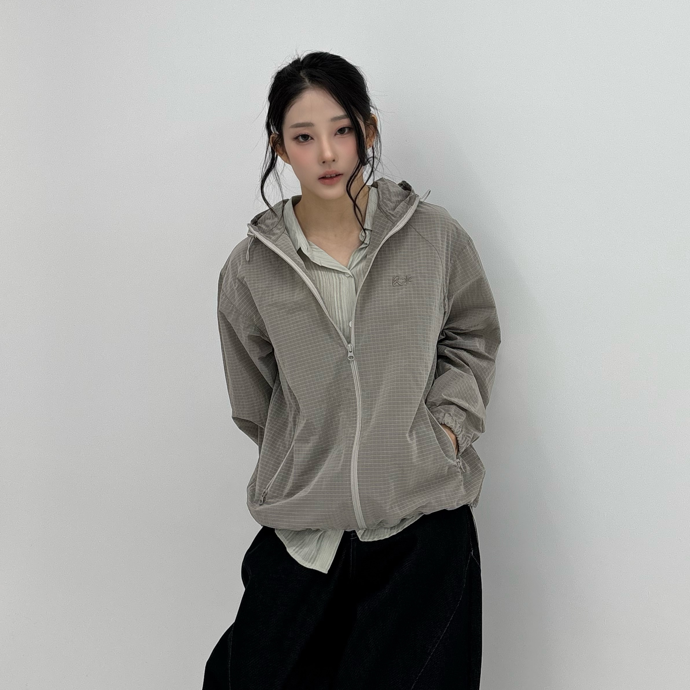 Riomeu Unbal Curved Line Windbreaker Jacket Gray, Riomeu Curved Balloon Denim Pants Black 착용 스타일 - 3
