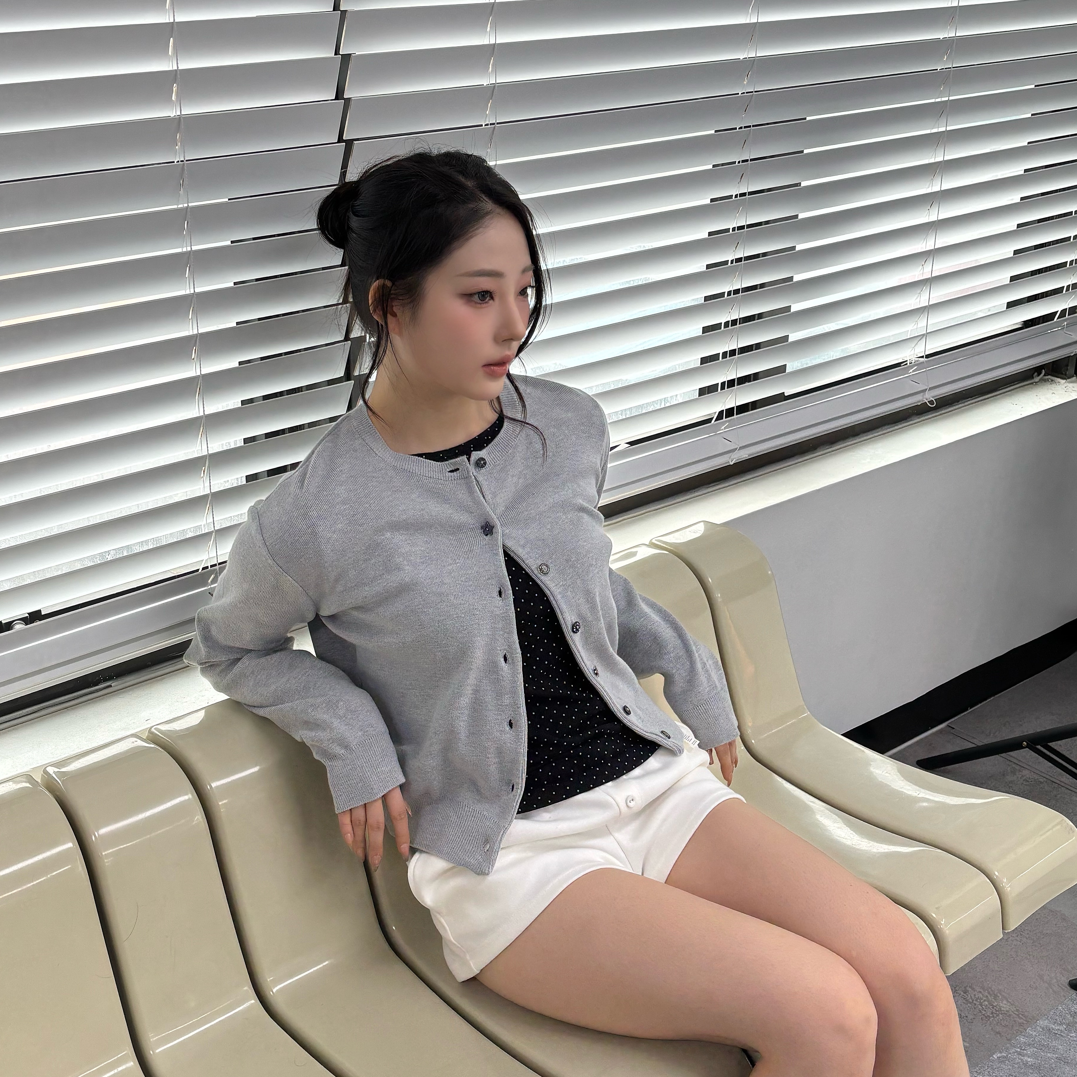 Riomeu Stella Button Knit Cardigan Gray, Riomeu Signature Dot Long Sleeve T-Shirt Black 착용 스타일 - 1