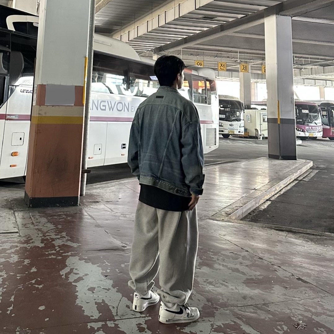 Essentials Trucker Jacket Indigo, Nike x Peaceminusone Air Force 1 Low Para-Noise 2.0 착용 스타일