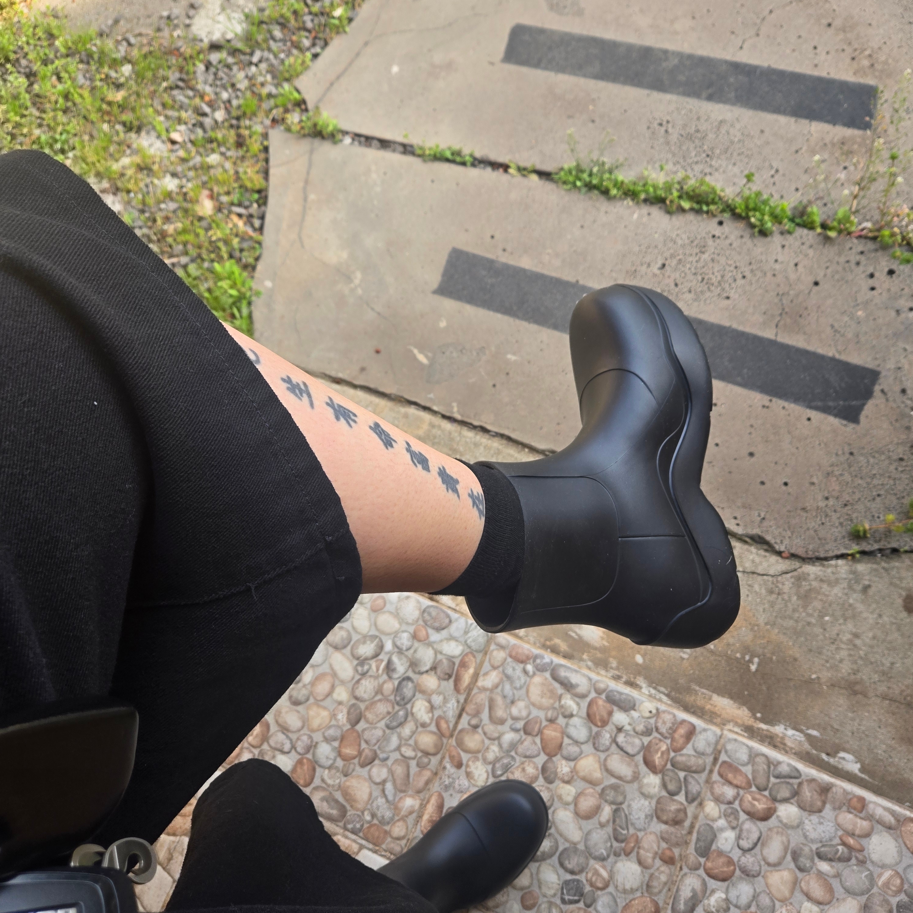 Bottega Veneta Puddle Ankle Boots Black 착용 스타일 - 2