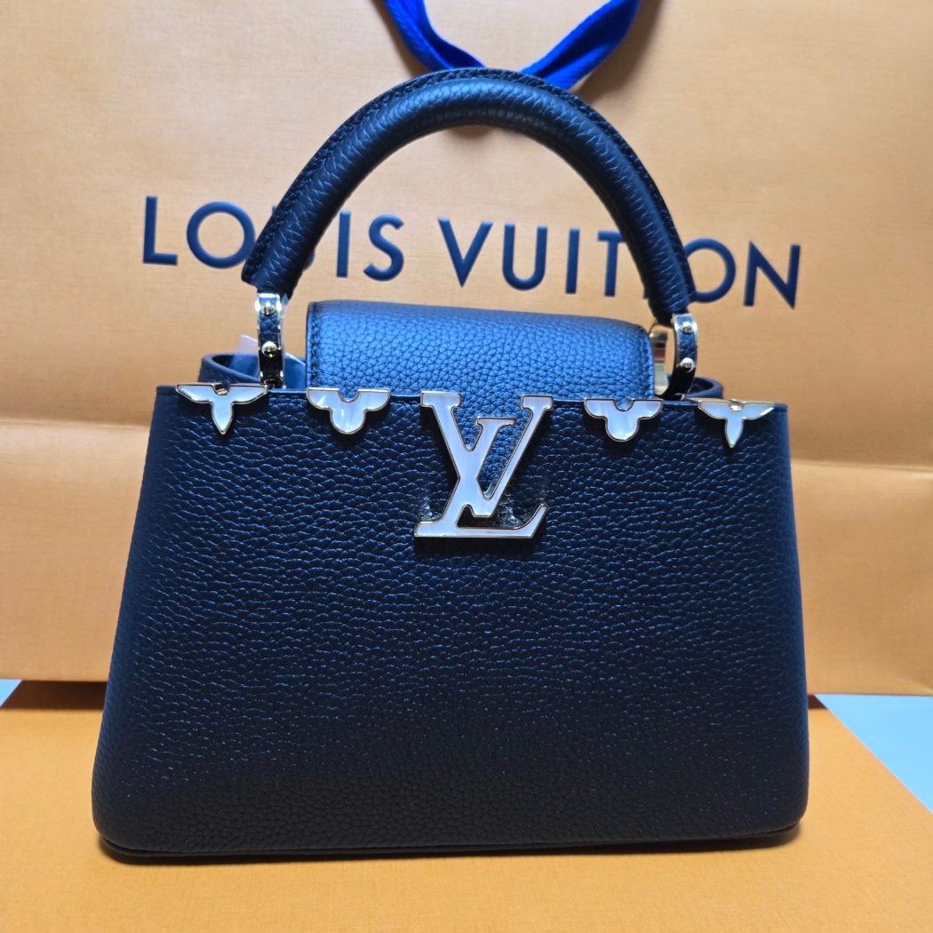 Louis Vuitton Capucines MM Black 착용 스타일