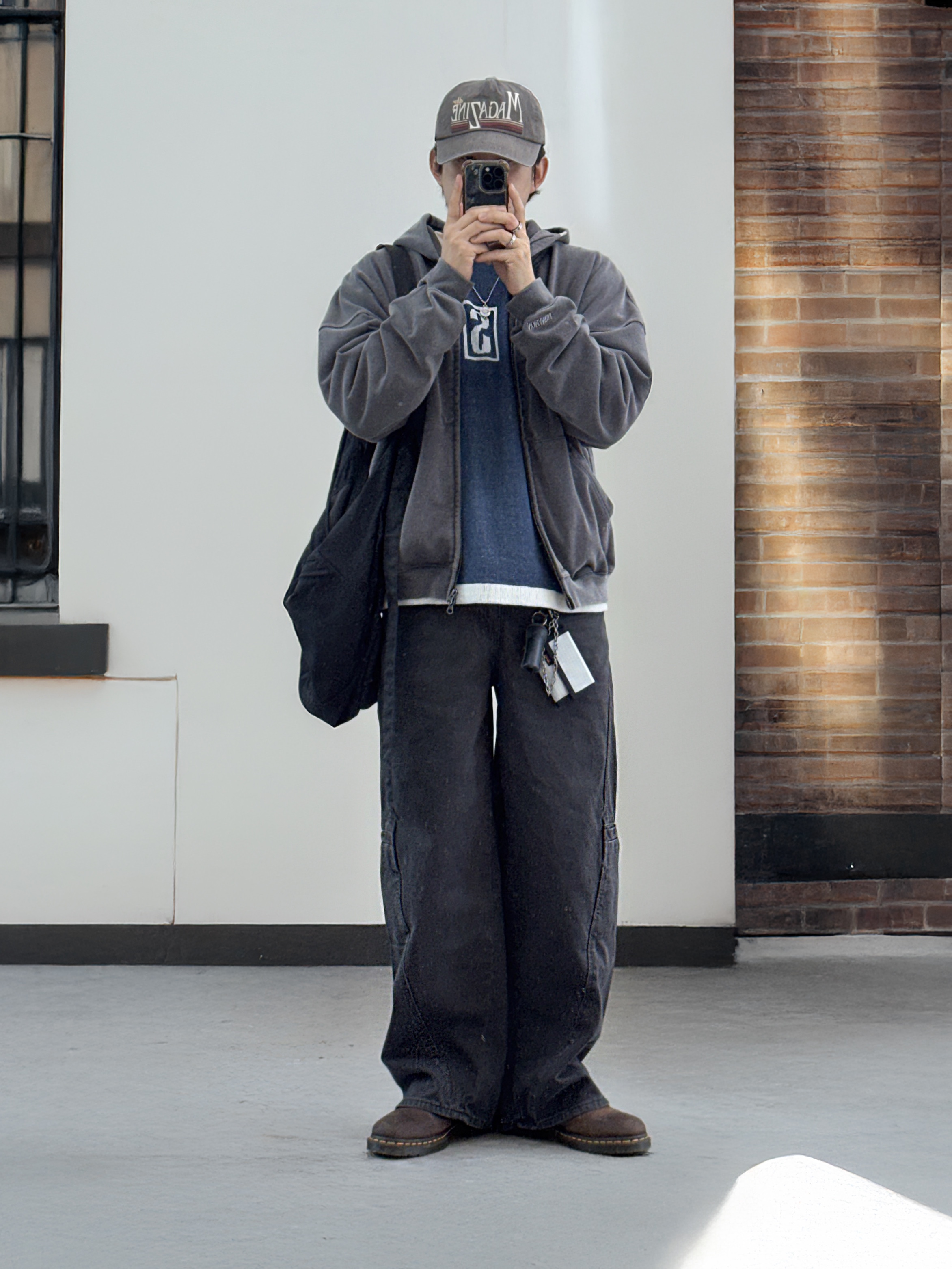 [KREAM 단독] NOMANUAL Painted Hooded Zip-up Washed Black, Sansan Gear Cross Body Bag Black 착용 스타일 - 1