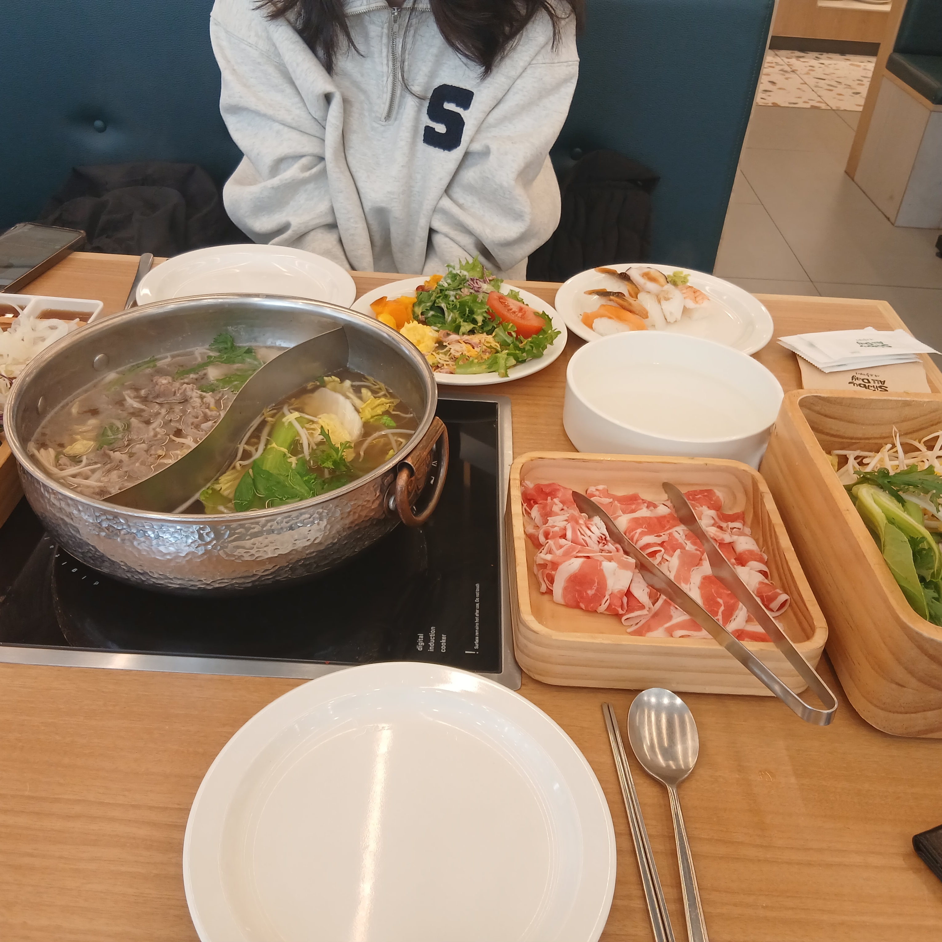 Arc'teryx Emblem Fleece Crew Neck Pullover  Habitat 착용 스타일 - 2