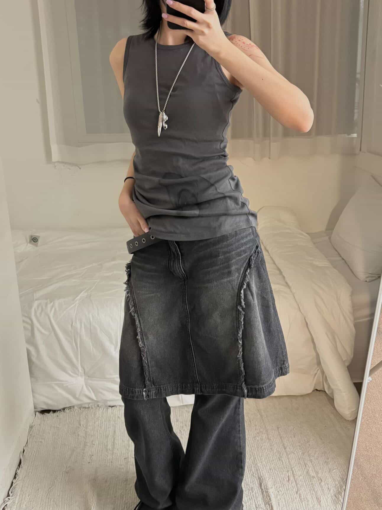 BLR Room of Echoes Graphic Sleeveless Grey 착용 스타일