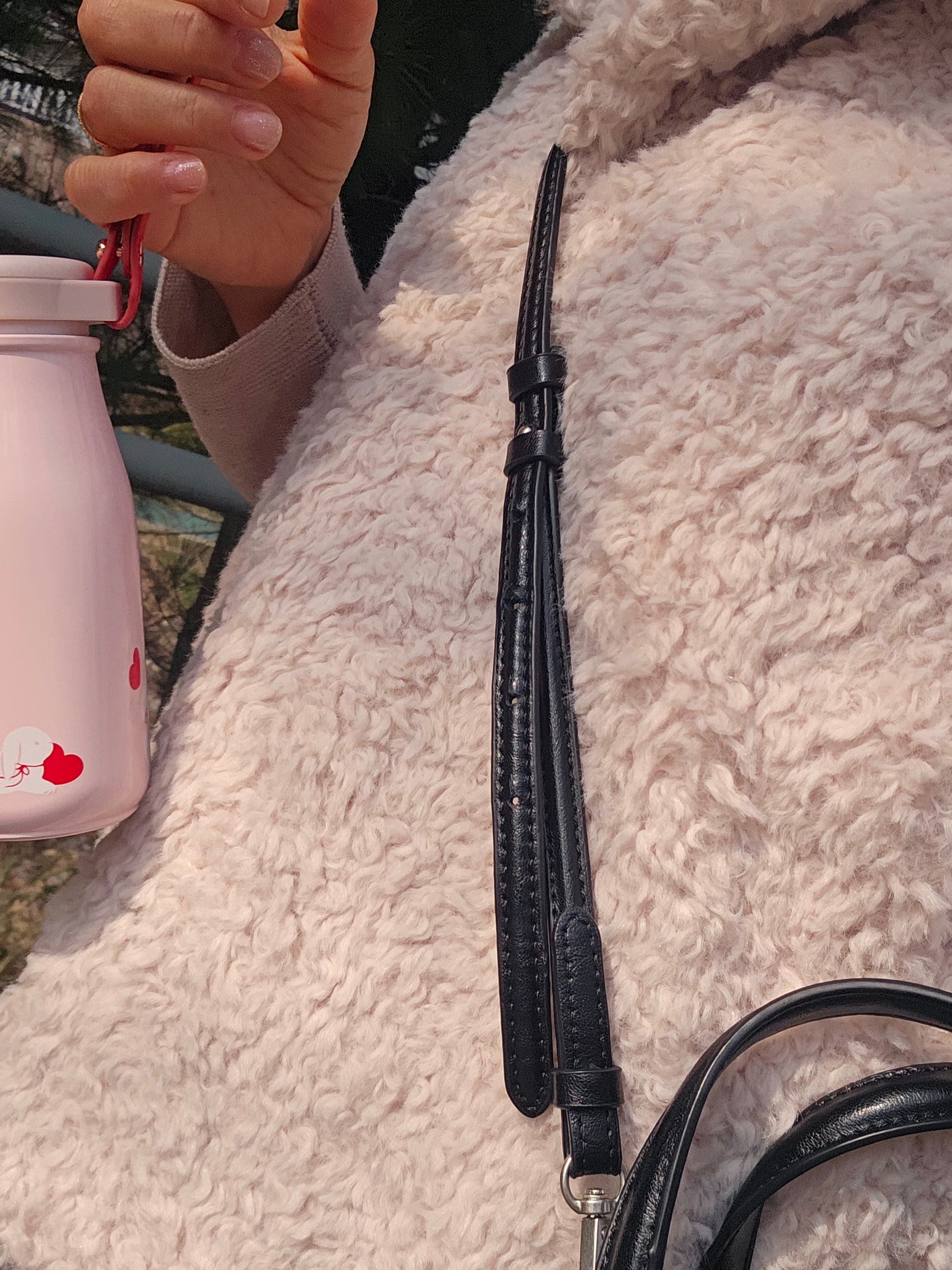 (W) COS Hooded Shearling Gilet Off White, Human Made Heart Carabiner Yellow 착용 스타일 - 3
