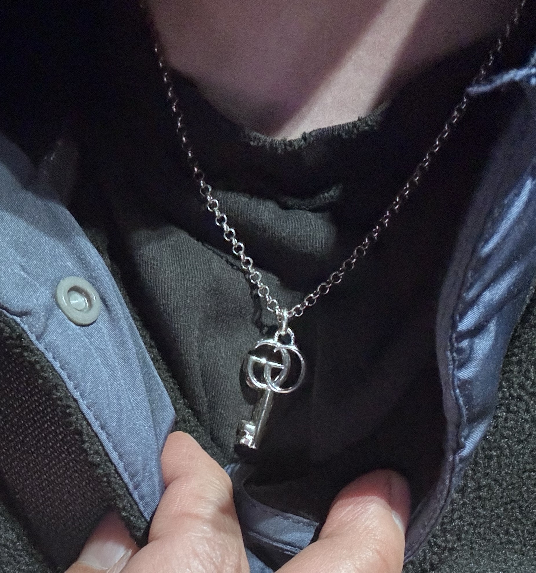Gucci Double G Key Necklace Silver 착용 스타일