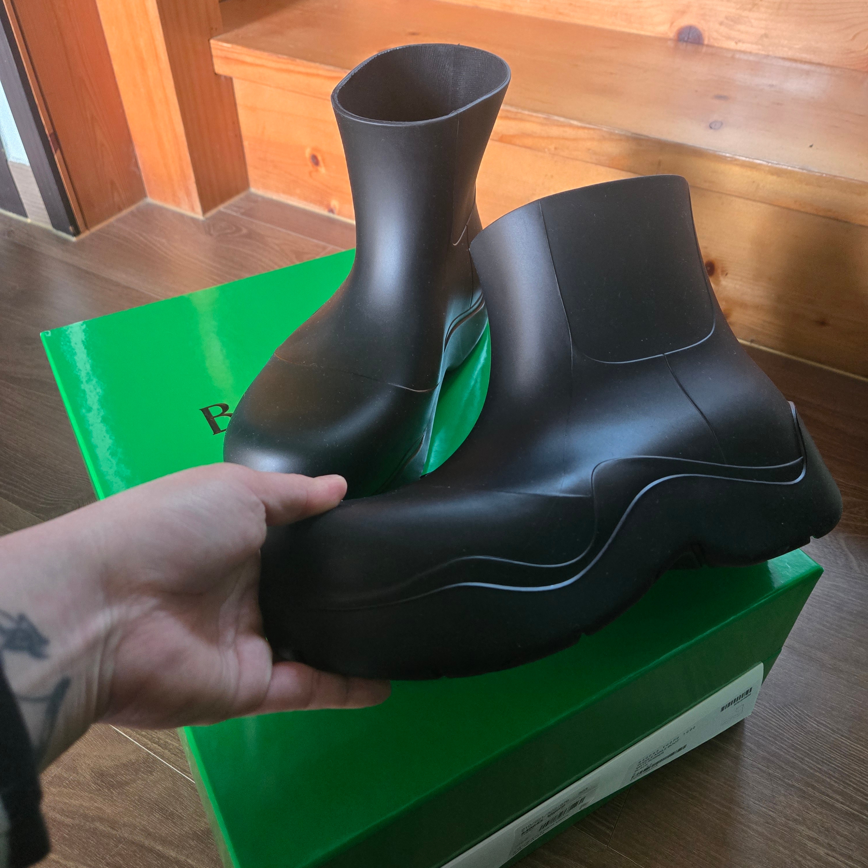 Bottega Veneta Puddle Ankle Boots Black 착용 스타일 - 1