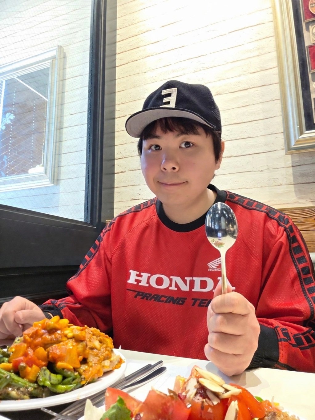 Honda Vingtage Racing Mesh Long sleeve Red, Essentials x New Era E Trucker Cap Black 착용 스타일 - 1