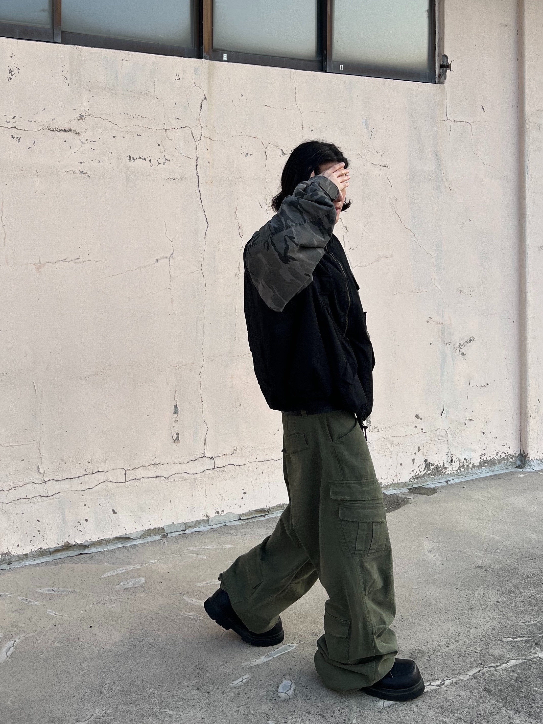 Nonnod Double Pocket Cargo Pants Vintage khaki, Undermycar Morph Oversized Crop Field Jacket Rock Ridge - 23SS 착용 스타일 - 1