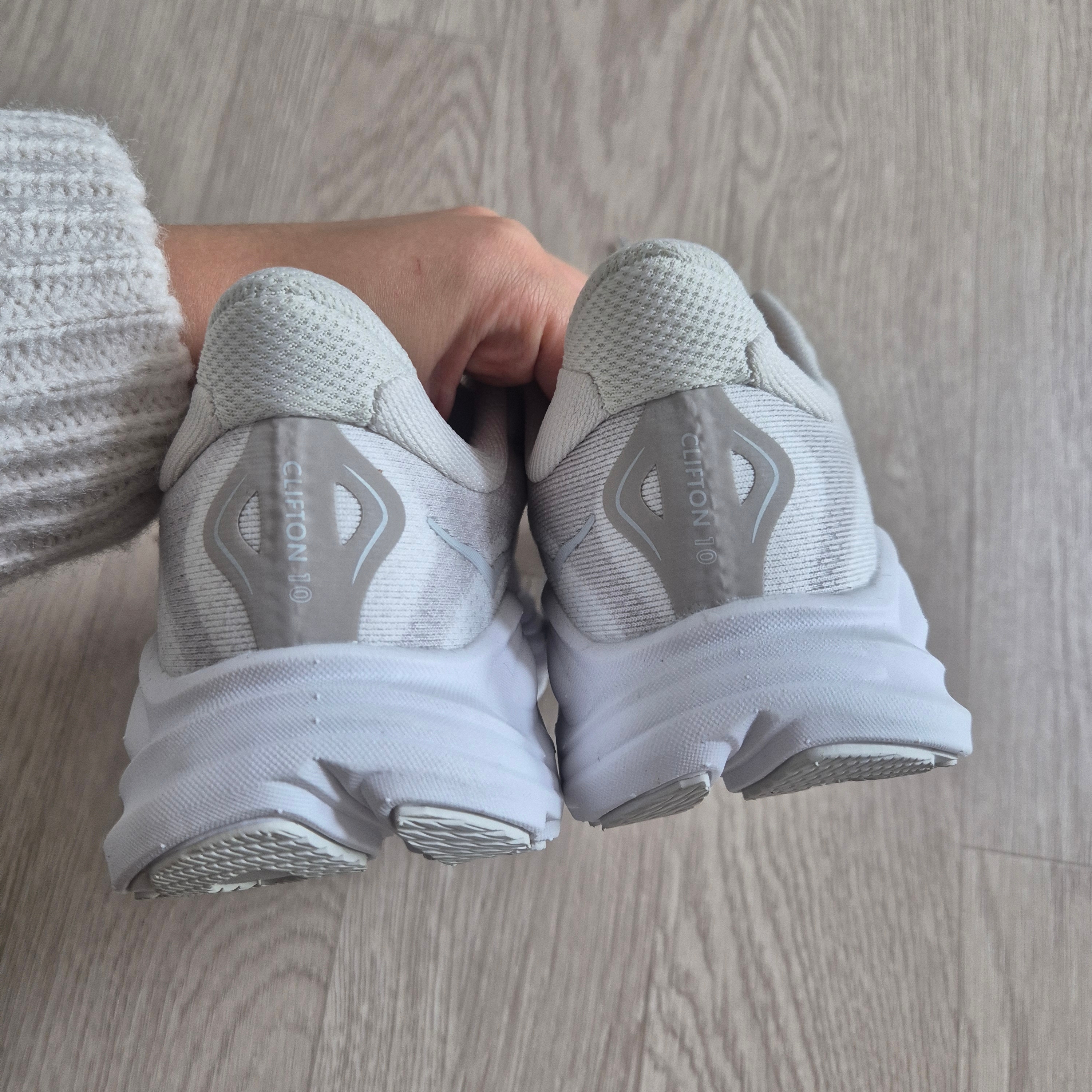 (W) Hoka Clifton10 Running Shoes Gray 착용 스타일 - 4