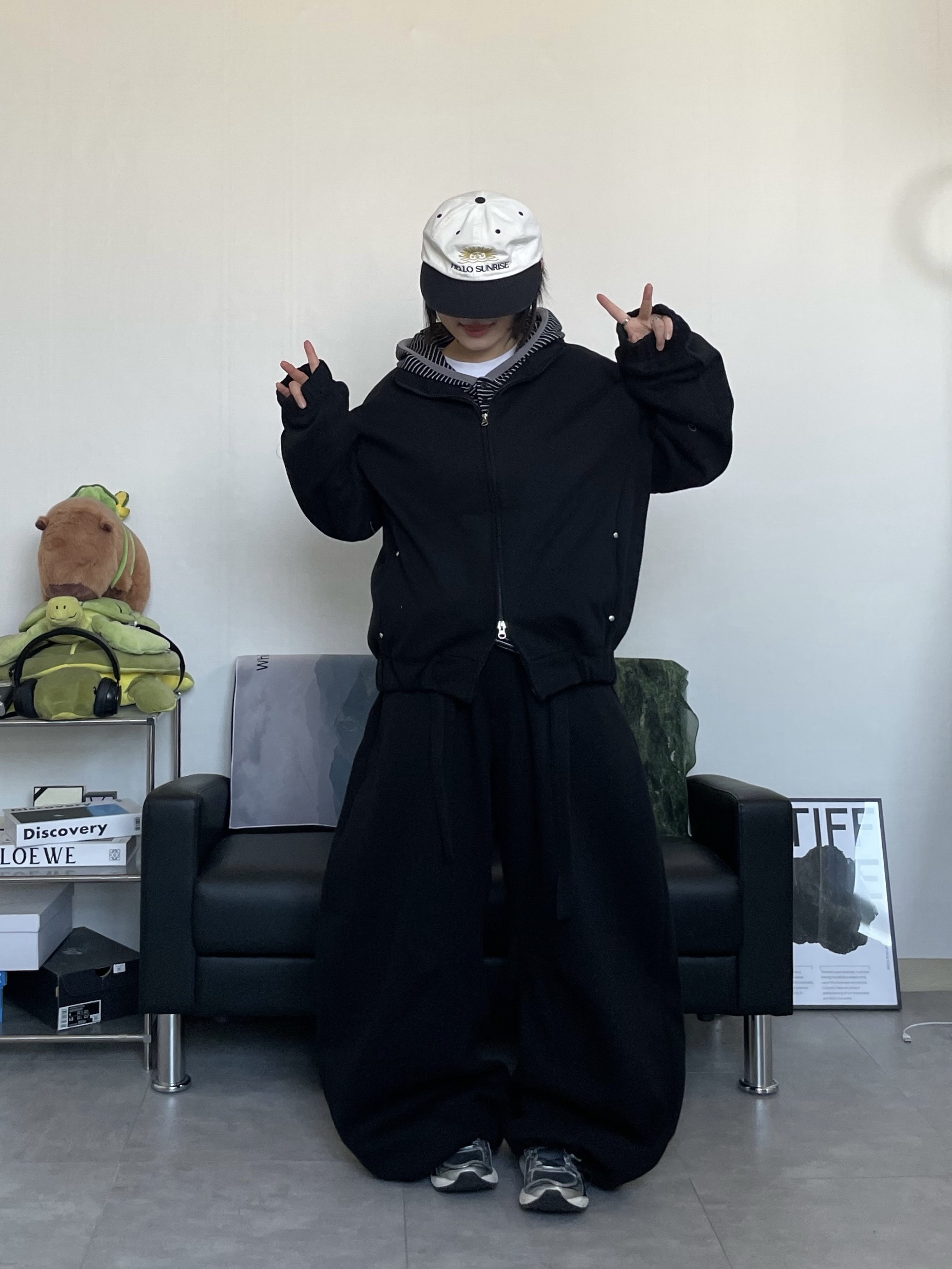 Hello Sunrise  Two Tone Washed OG Logo 6panel Cap Off White & Black, Asics Unlimited Gel-Kayano 14 Carrier Grey Black 착용 스타일 - 1