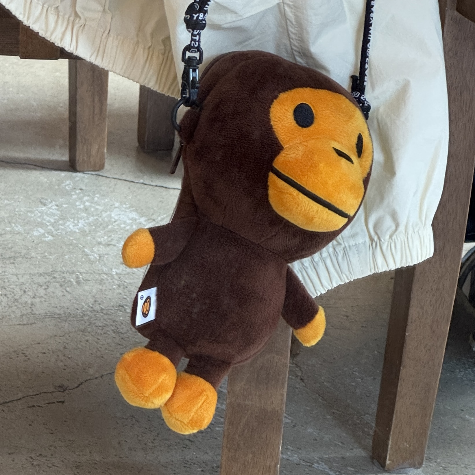 BAPE Baby Milo Mobile Bag Brown 착용 스타일