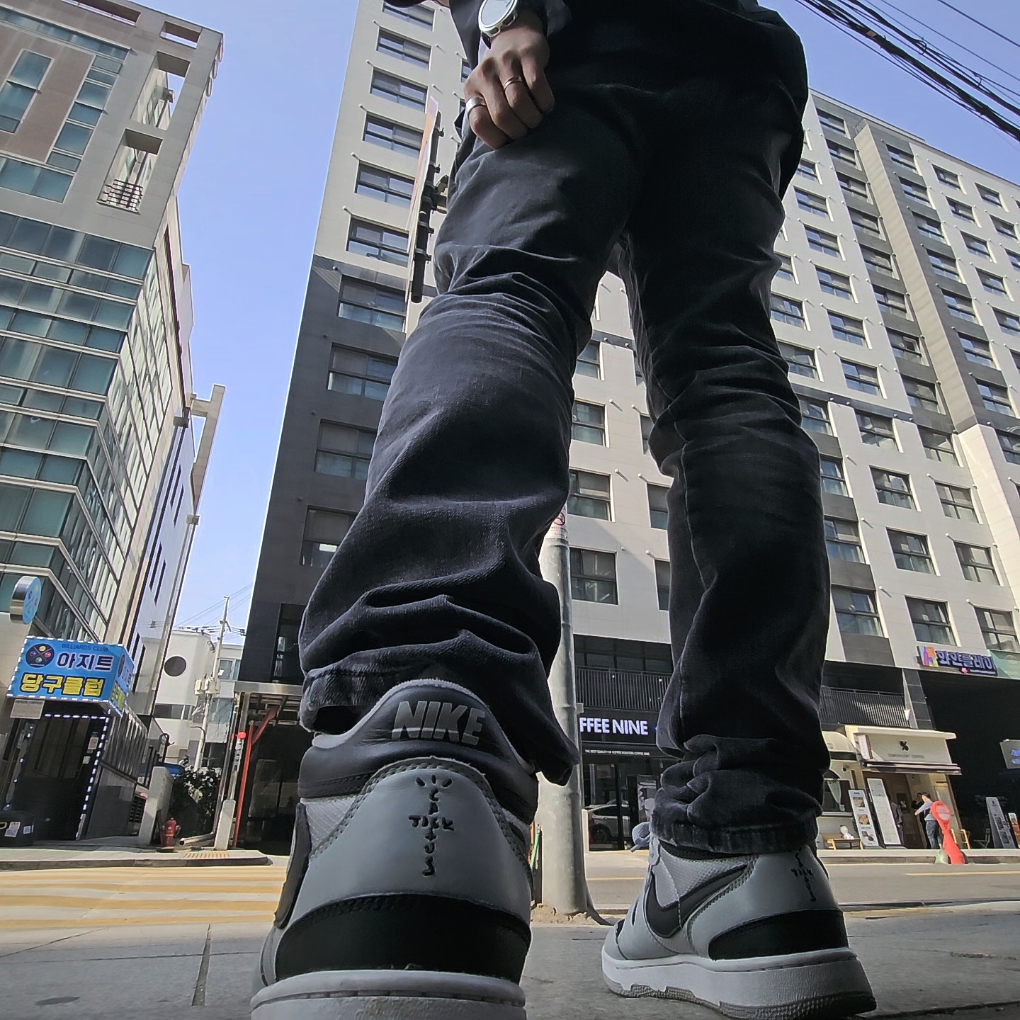 Nike x Travis Scott Mac Attack SP Light Smoke Grey, Diesel Dx0966 Logo ID Tag Bracelet Silver 착용 스타일 - 3