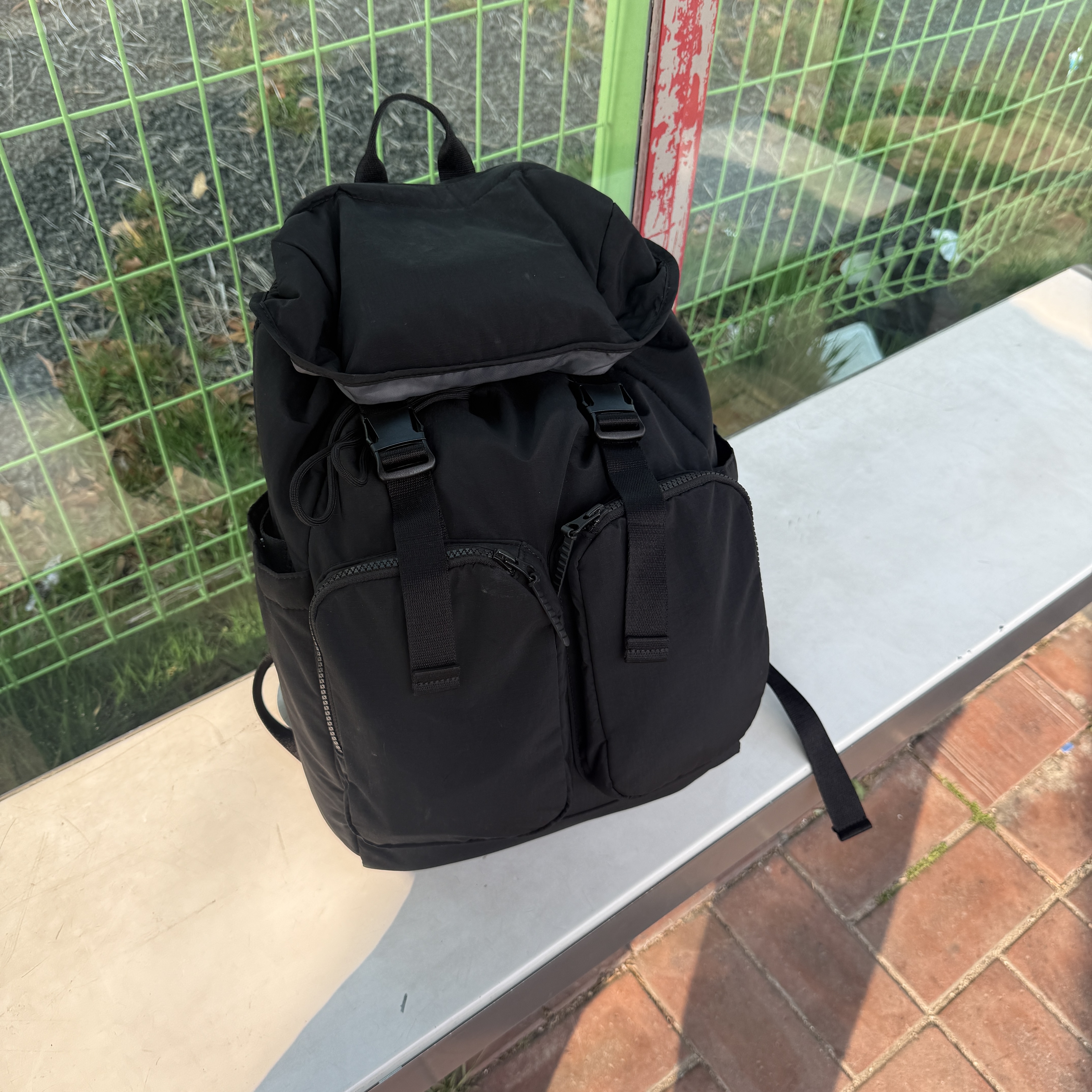 Uniqlo Multi Pocket Backpack Black 착용 스타일